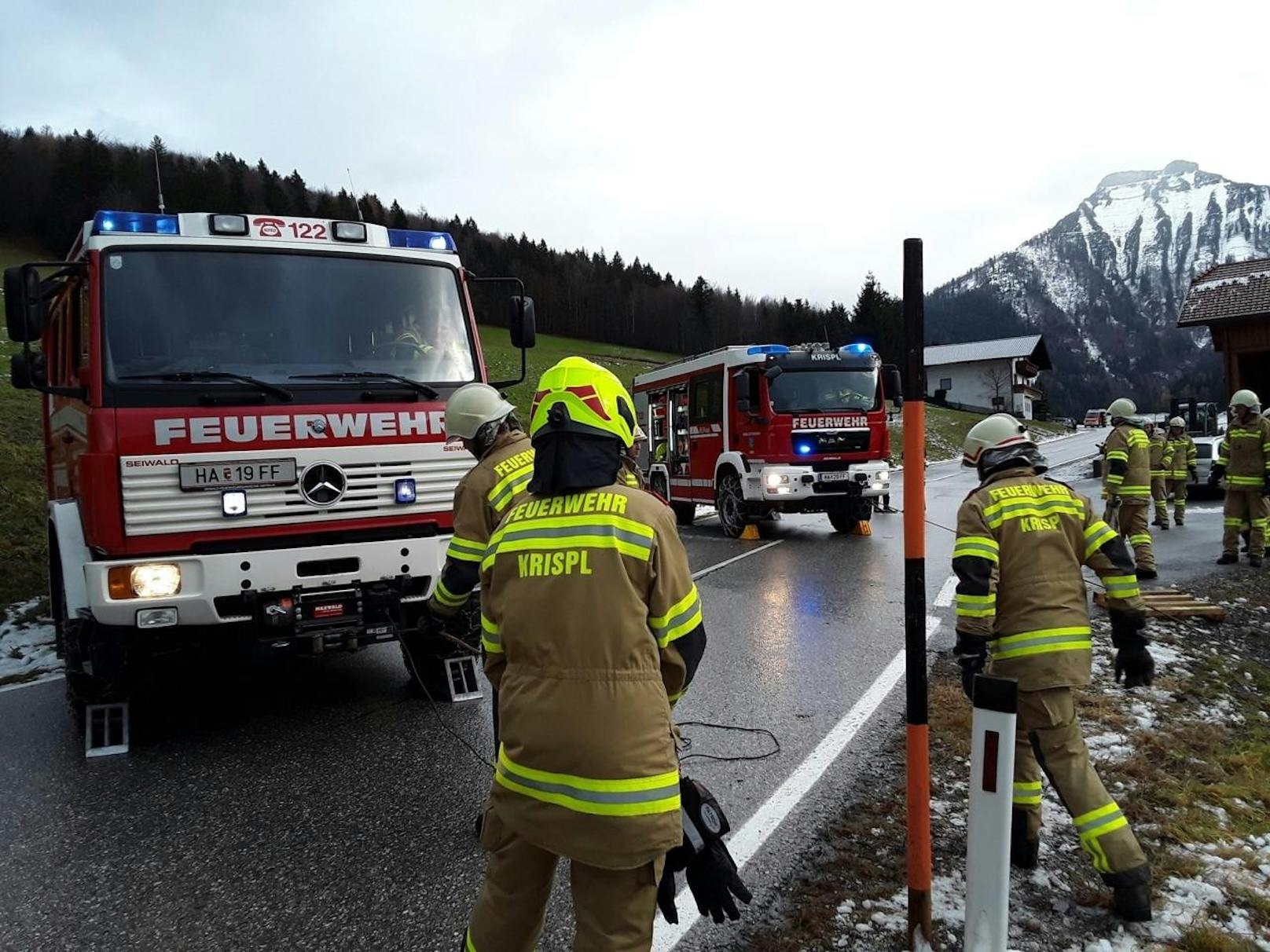 70-Jähriger von Pritschenwagen überrollt: Die Bilder des Einsatzes der Freiwilligen Feuerwehr Krispl am 7. Dezember 2019.