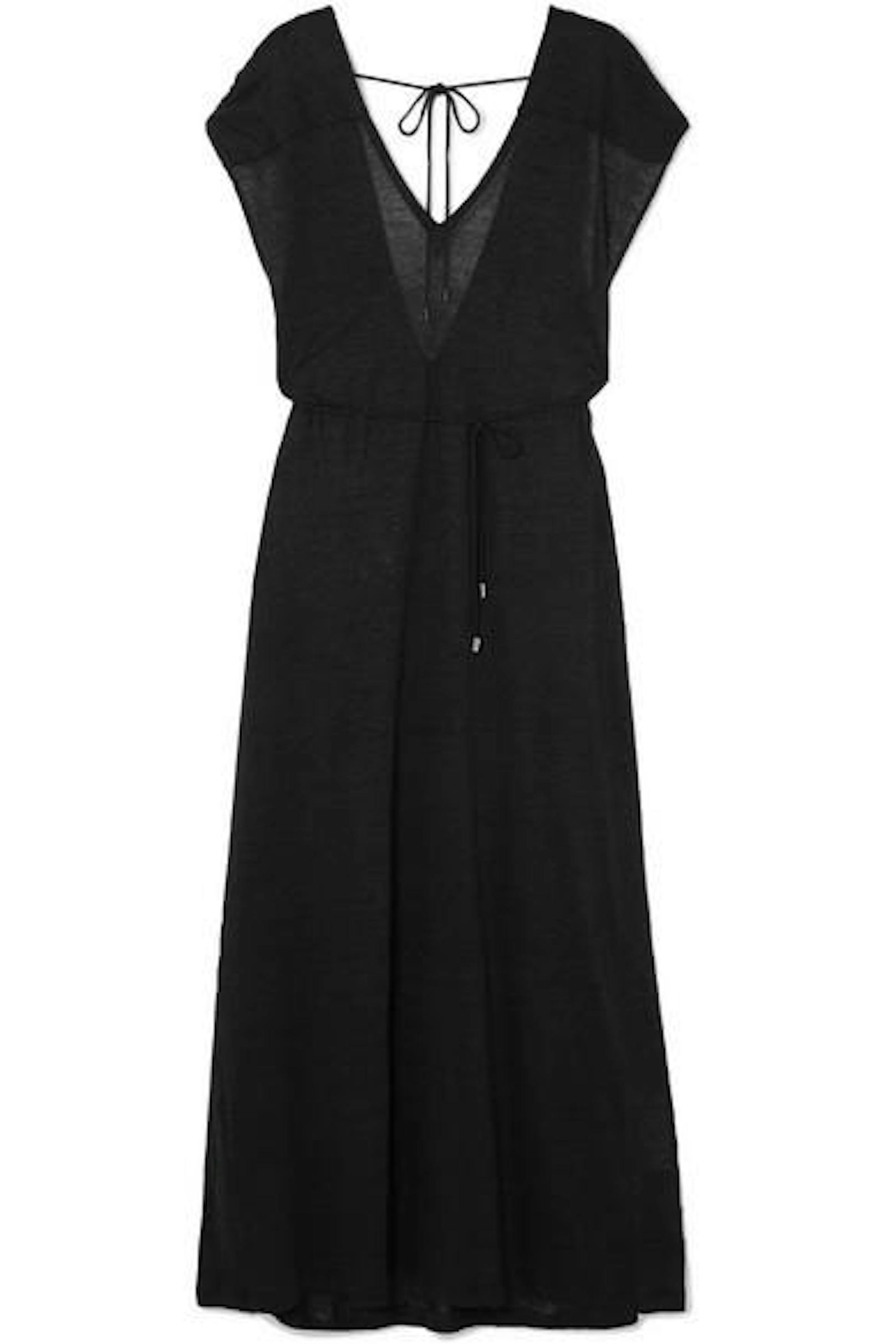 Mit einer kleinen Schleife am Ausschnitt hält dieses kleine Schwarze alles richtig zusammen und versprüht den eleganten Kate-Moss-Look, für den sie in den 90ern so bekannt war. (Foto: Ninety Percent / Net-a-porter)