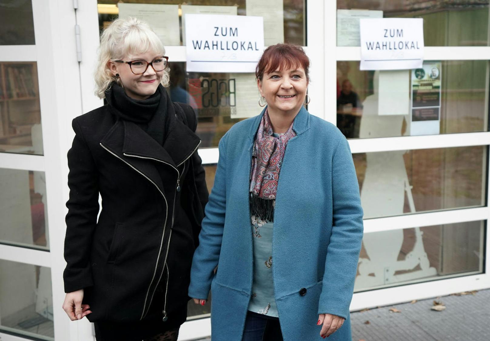KPÖ-Spitzenkandidatin Claudia Klimt-Weithaler (r.) mit ihrer Tochter Emilia bei ihrer Stimmabgabe in Graz.