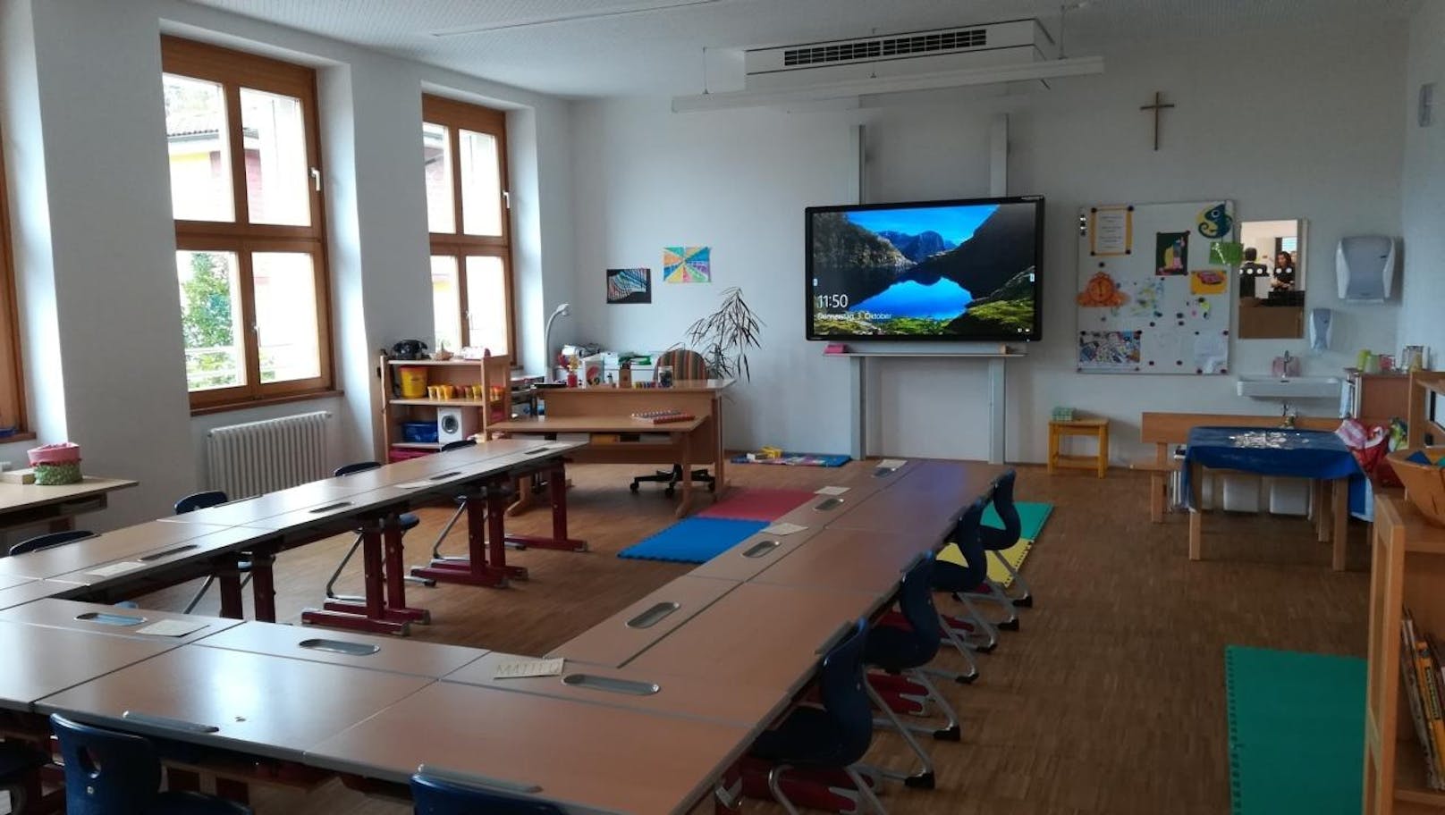 Moderner Klassenraum mit einer Touchscreen-Tafel in der NMS Radstadt (Salzburg)