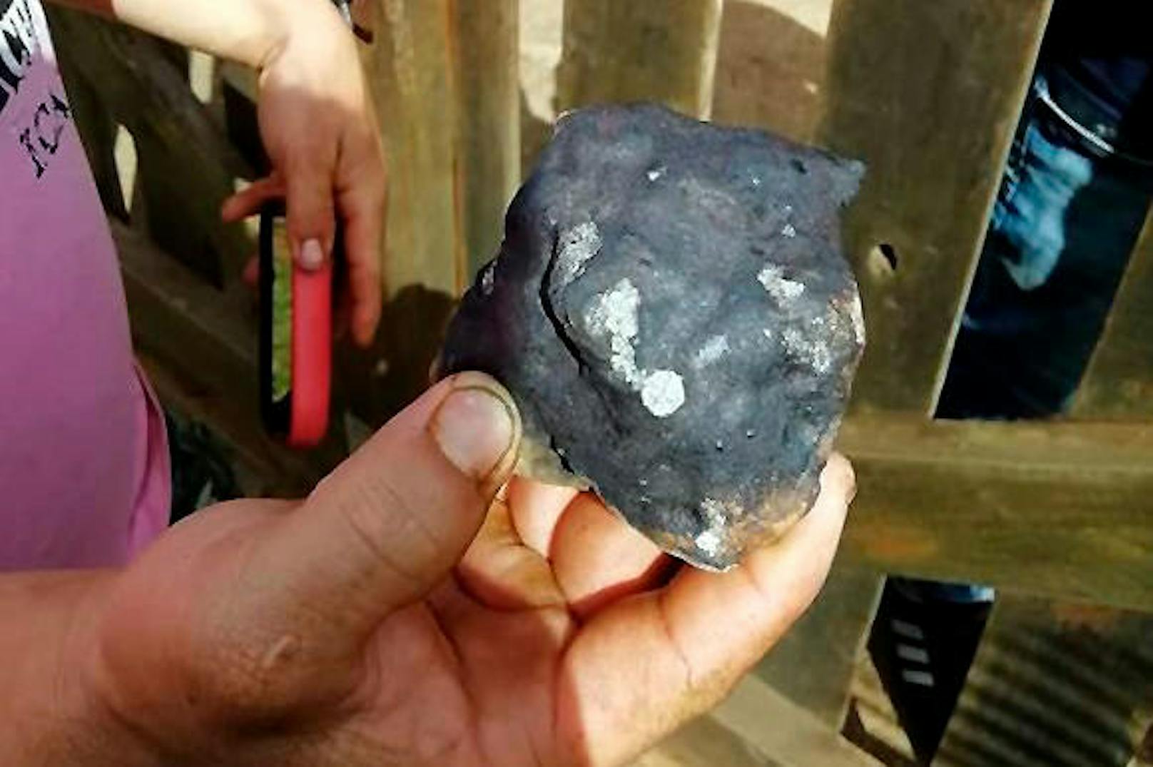 Am Himmel über Kuba explodierte am 1. Februar ein Meteorit. Diese Bilder sollen seine Überreste zeigen, die den Erdboden erreicht haben.