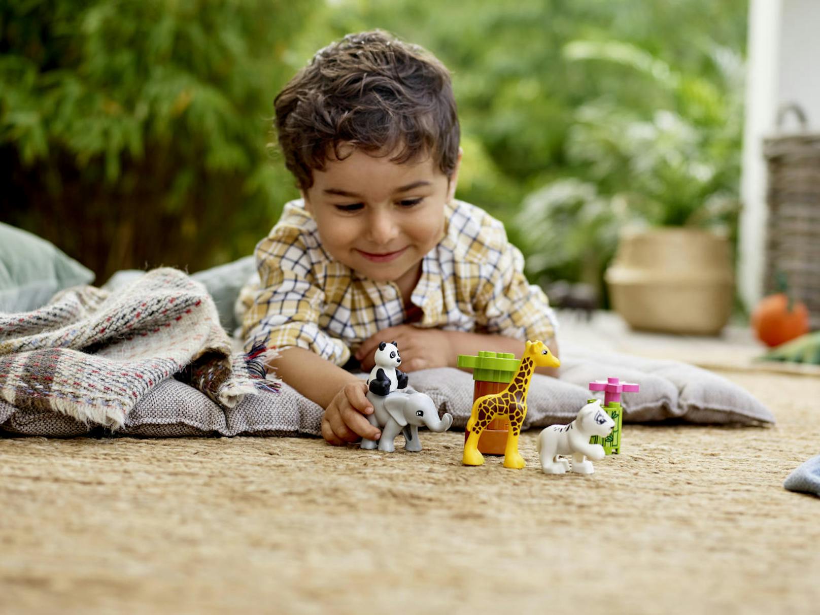Lego Duplo bietet den Kleinen nicht bunte Bausteine, sondern regt auch mit immer neuen Themenwelten, wie den "Süßen Tierkindern"  um 9,99 Euro, deren Phantasie an.