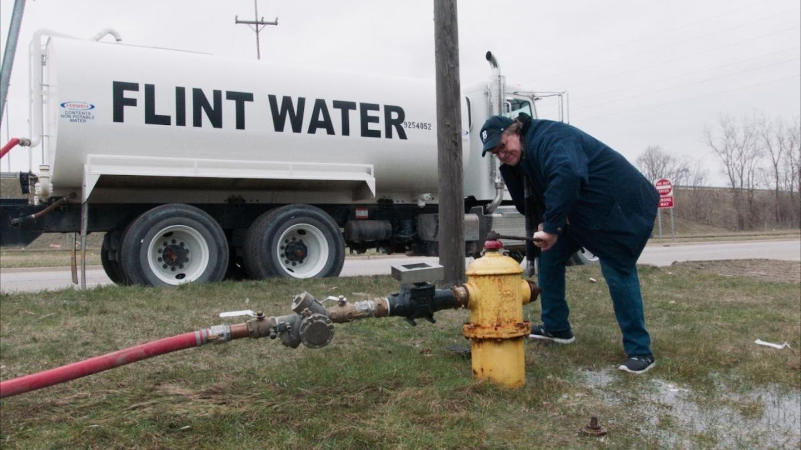 Michael Moore mit verseuchtem Trinkwasser aus seiner Heimatstadt Flint, Michigan.