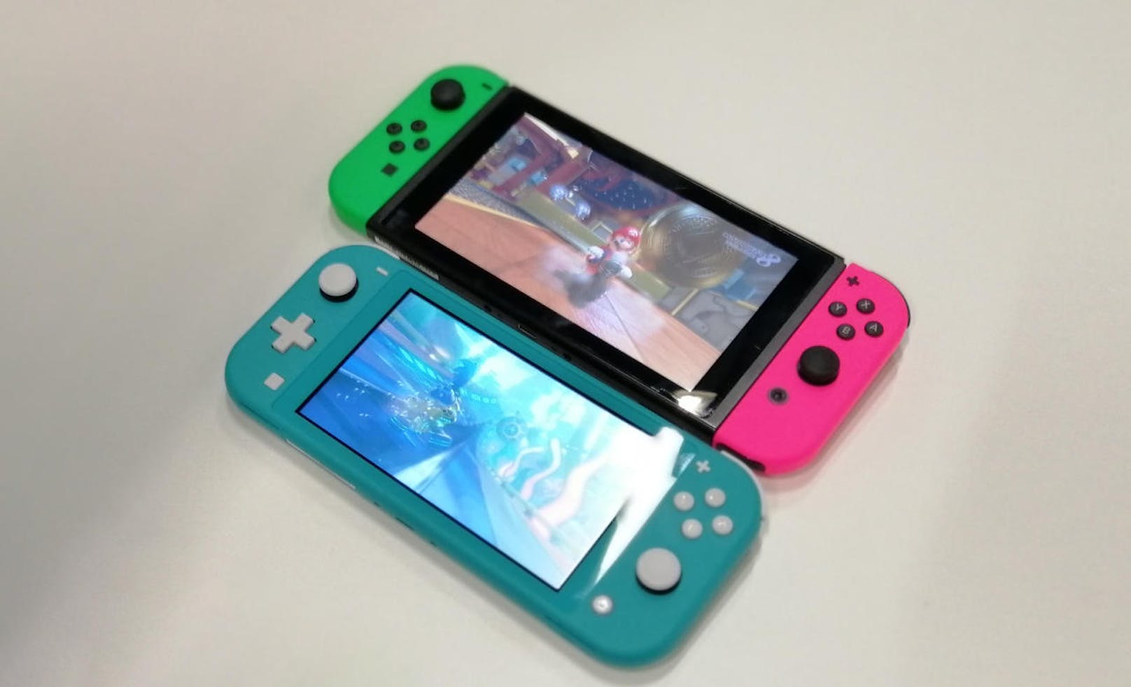 Die Nintendo Switch Lite ist mit ca. 275 Gramm ein echtes Leichtgewicht. Zum Vergleich: Die Original-Switch wiegt inklusive angeschlossener Joy-Con-Controller fast 400 Gramm.