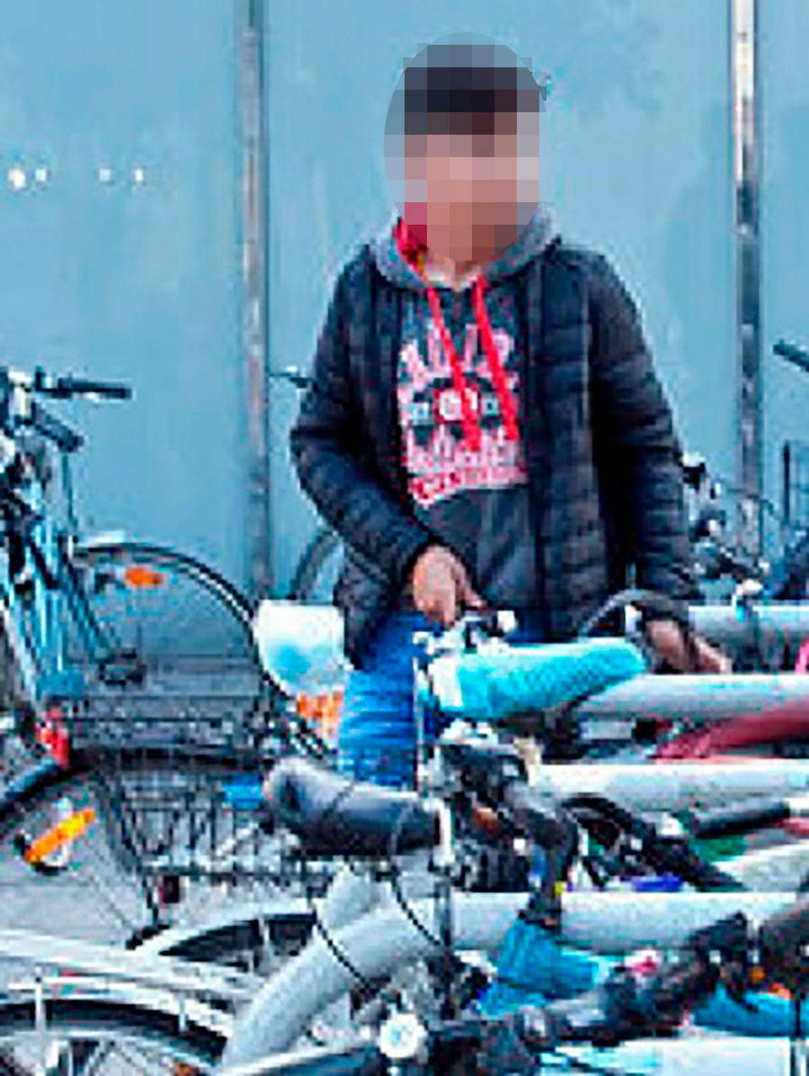 Der junge Mann auf den Fotos wird verdächtigt, am 3. Oktober 2018 in Wien-Donaustadt Fahrräder gestohlen zu haben.