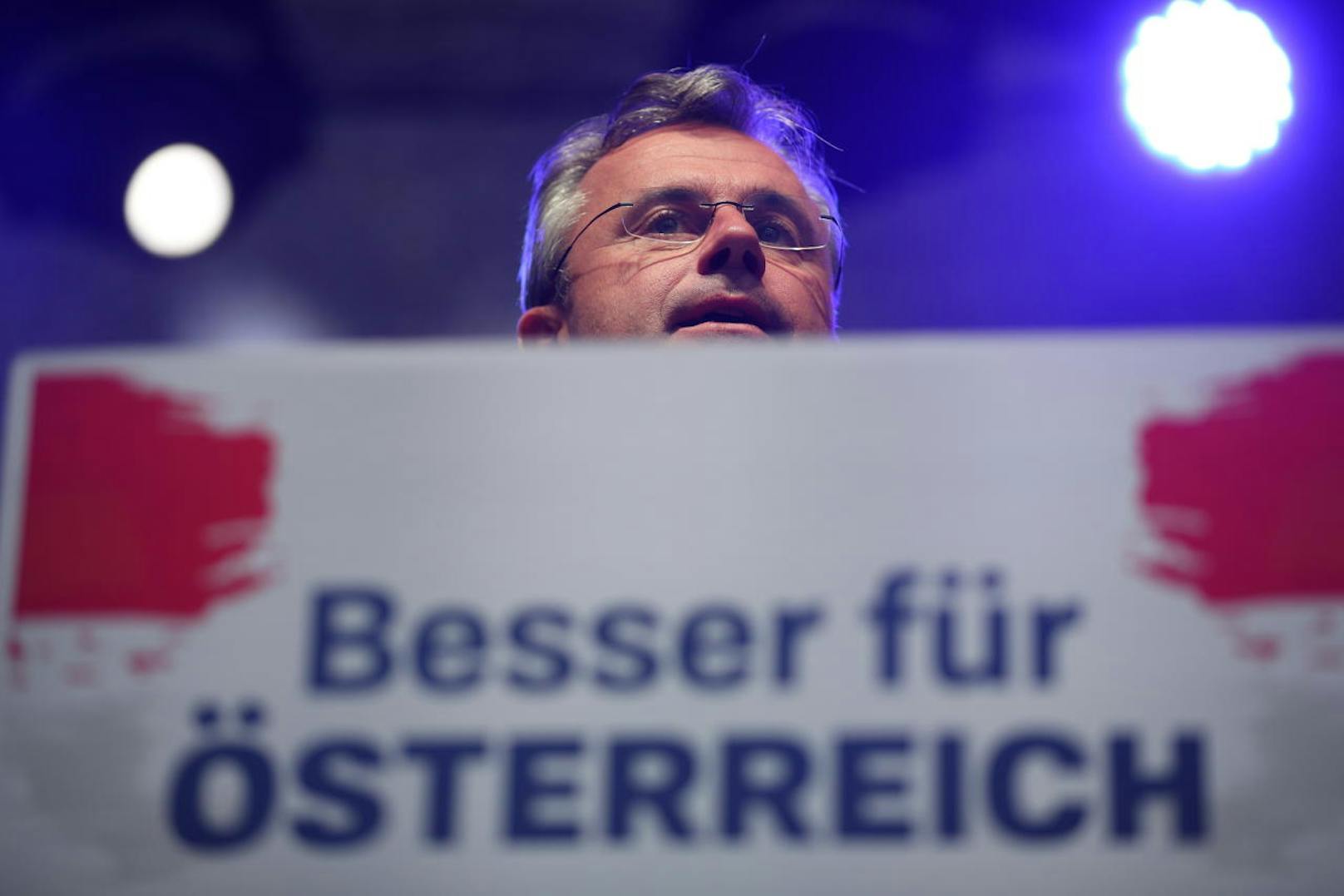 Am Viktor Adler-Markt ging der FPÖ-Wahlkampf zu Ende. Spitzenkandidat Norbert Hofer sagte gleich zu Beginn seiner Rede, dass er sich durch den Wahlkampf gekämpft habe.