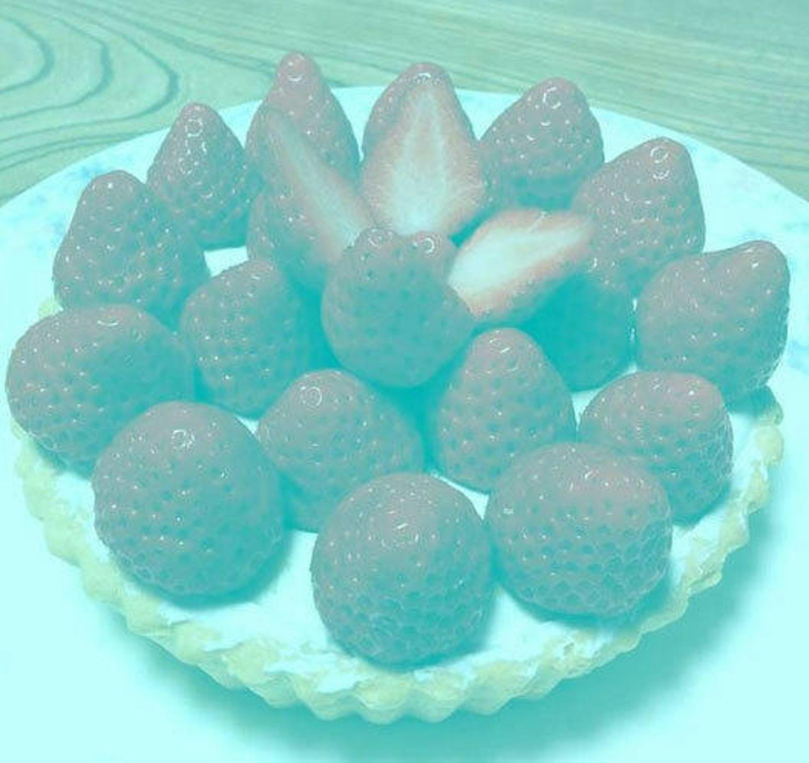 Auch über diese Erdbeeren rätselte das Netz: Hier ist nämlich kein einziges rotes Pixel vorhanden, die Erdbeeren sind graublau. Das Gehirn lässt sie dennoch rot erscheinen. Farbkonstanz nennt sich dieses Phänomen.