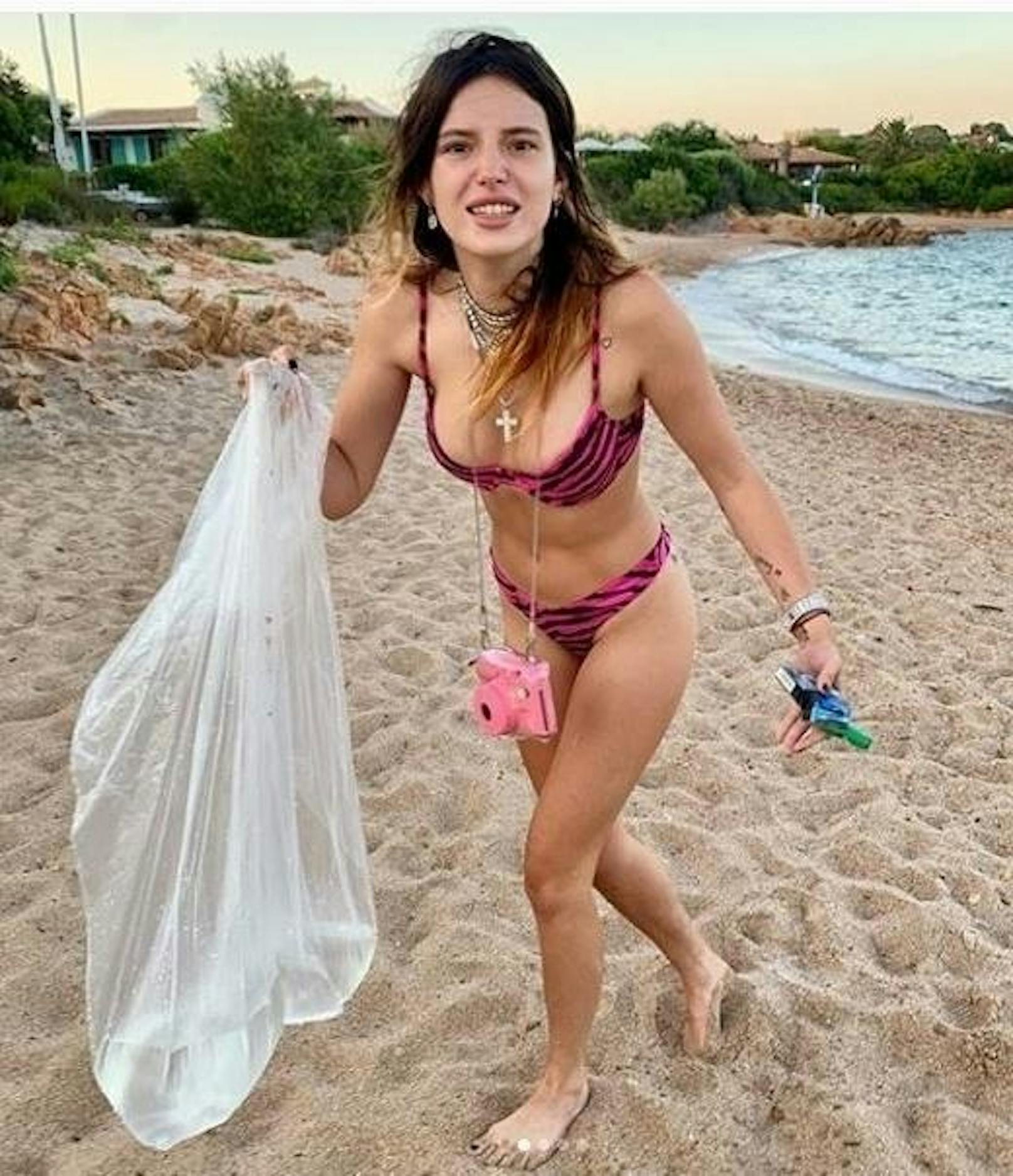 16.09.2019: Haltet eure Strände sauber! Bella Thorne geht mit gutem Beispiel voran und zeigt auf Instagram, was man mit Plastikmüll machen sollte, wenn man ihn am Strand findet.