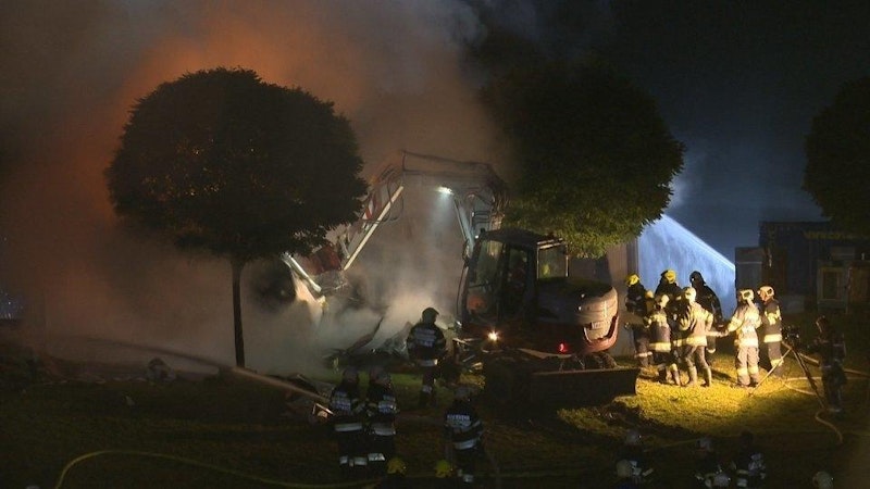 Am 21. Oktober gegen 22:23 Uhr ging bei der Bereichsfeuerwehrzentrale Liezen der Notruf ein. In einer Großbäckerei in Haus im Ennstal war Feuer ausgebrochen. Trotz des Großeinsatzes der Feuerwehren brannte der Betrieb nieder.