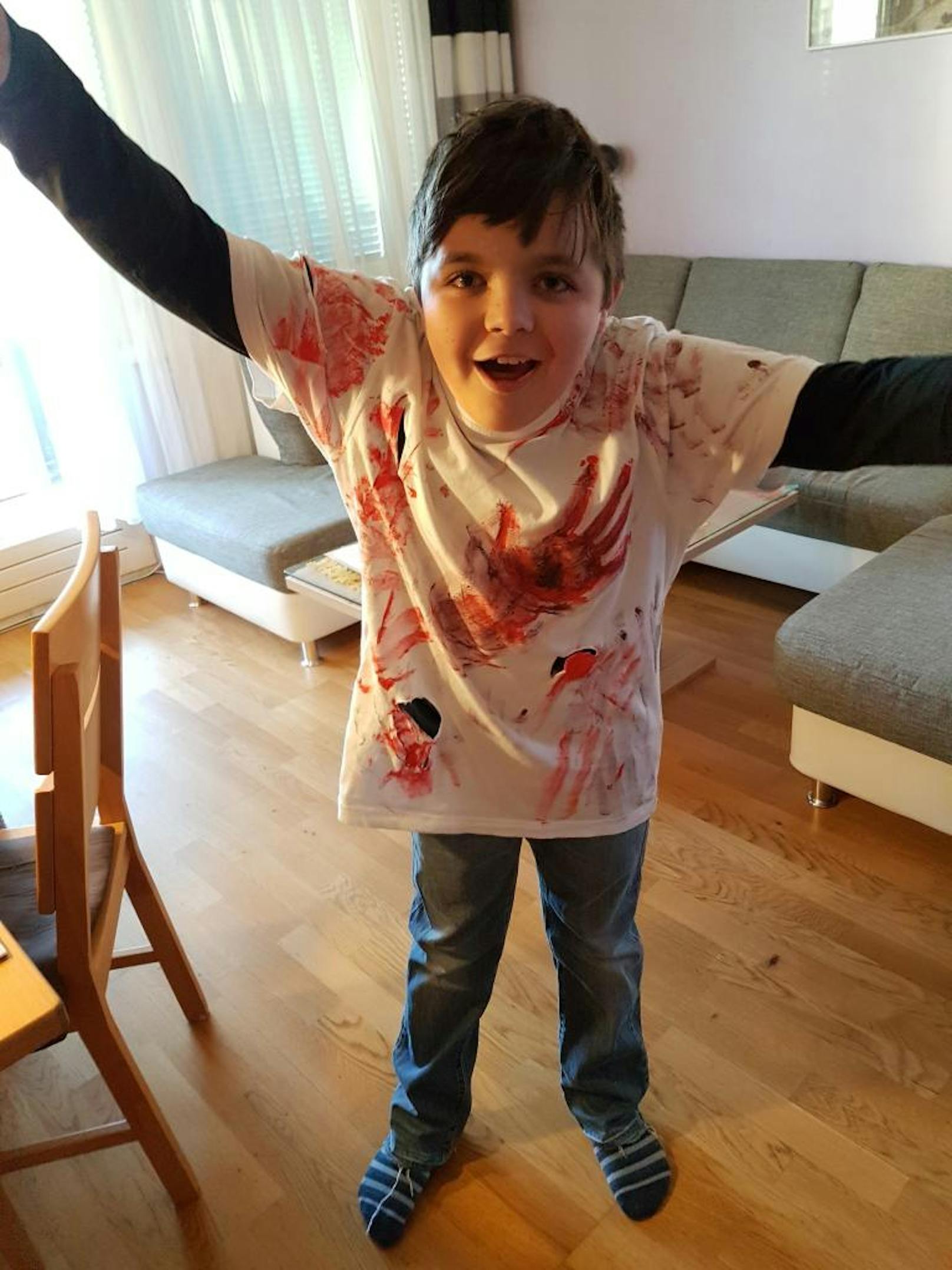 Da kann auch das Shirt schon mal zerrissen sein, wenn man vor Zombies flüchten muss.