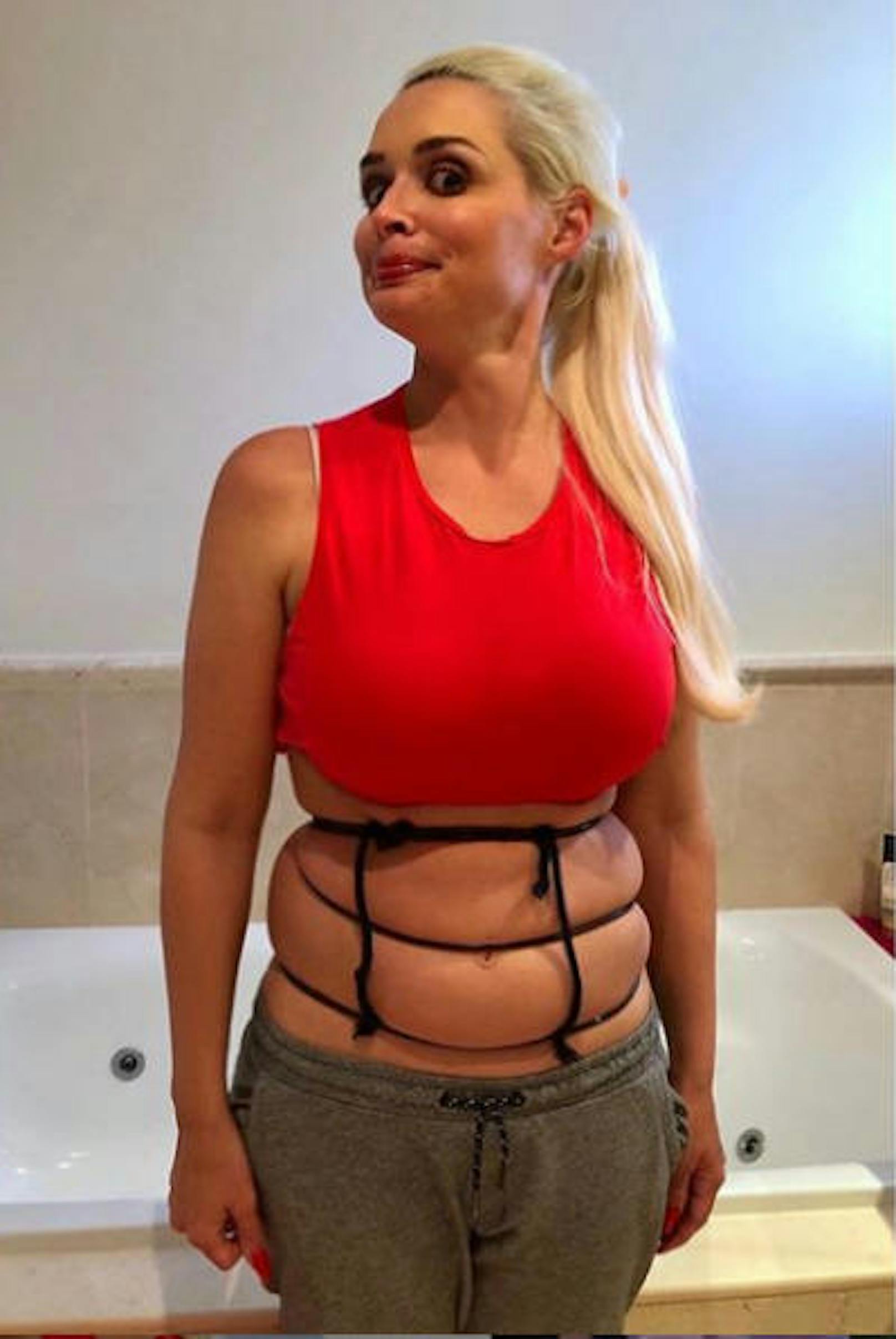 15.4.2019: "Mir wurde im Fitnessstudio zu einem Springseil geraten ... jetzt ab in die Sonne damit und fertig ist der Sixpack", scherzt Daniela Katzenberger auf Instagram.