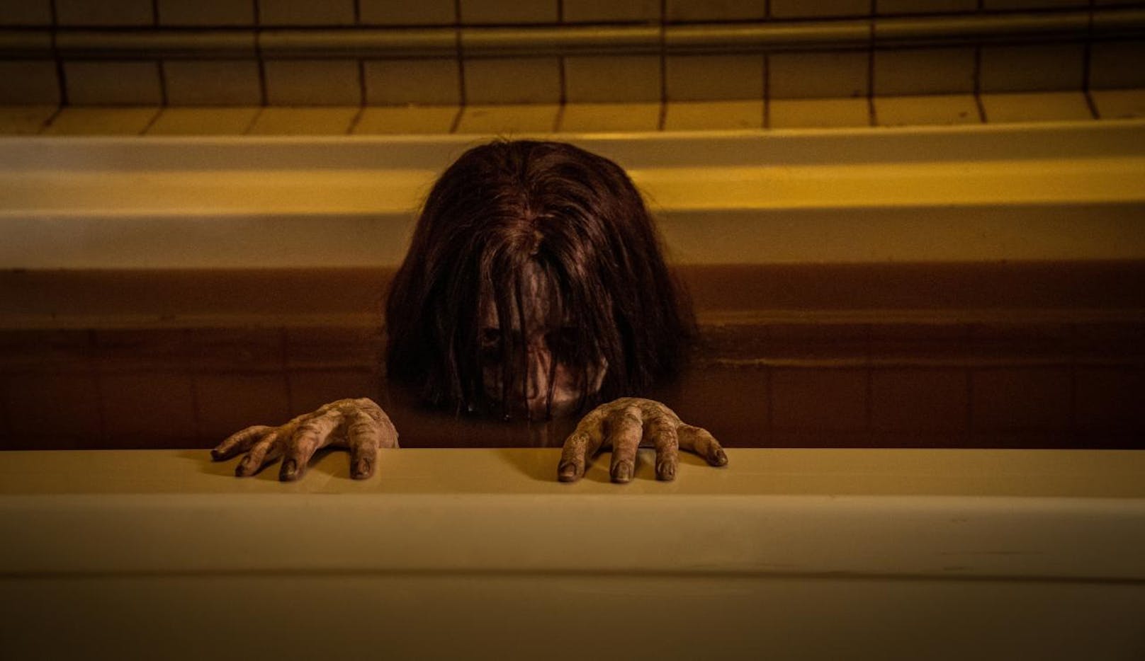 In "The Grudge" lauert der Tod in der Badewanne.