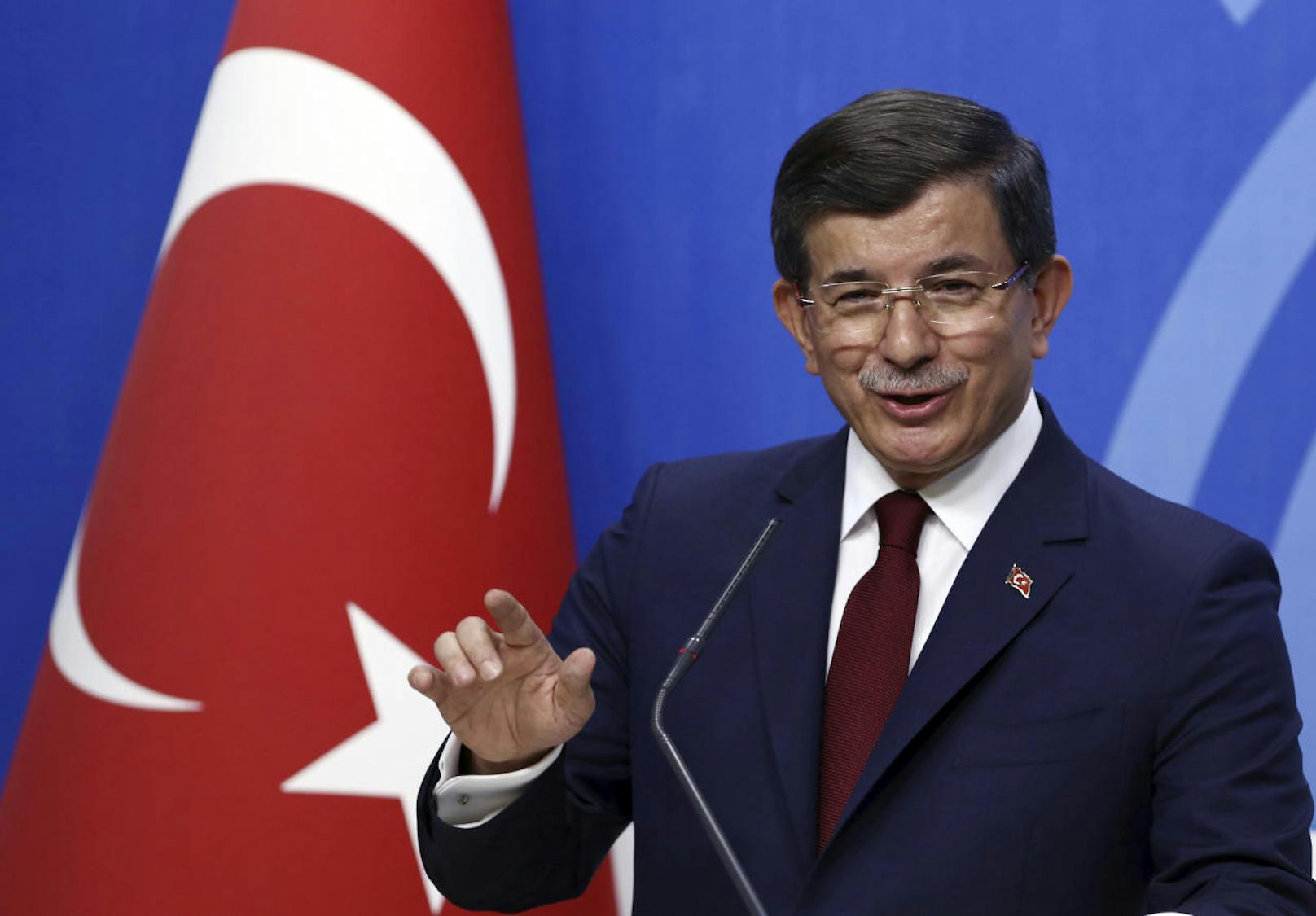 Ahmet Davutoglu, der als langjähriger Außenminister die politische Ideologie des "Neoosmanismus" vertrat, beklagte in einer Erklärung, die AKP habe sich "von ihren ursprünglichen Werten entfernt".
