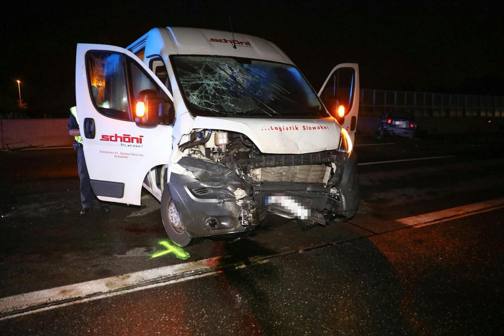 Ein schwerer Zusammenstoß eines Pkw und eines Kleinlasters auf der A1 Westautobahn sorgte in der Nacht auf Sonntag für Schwerverletzte. 