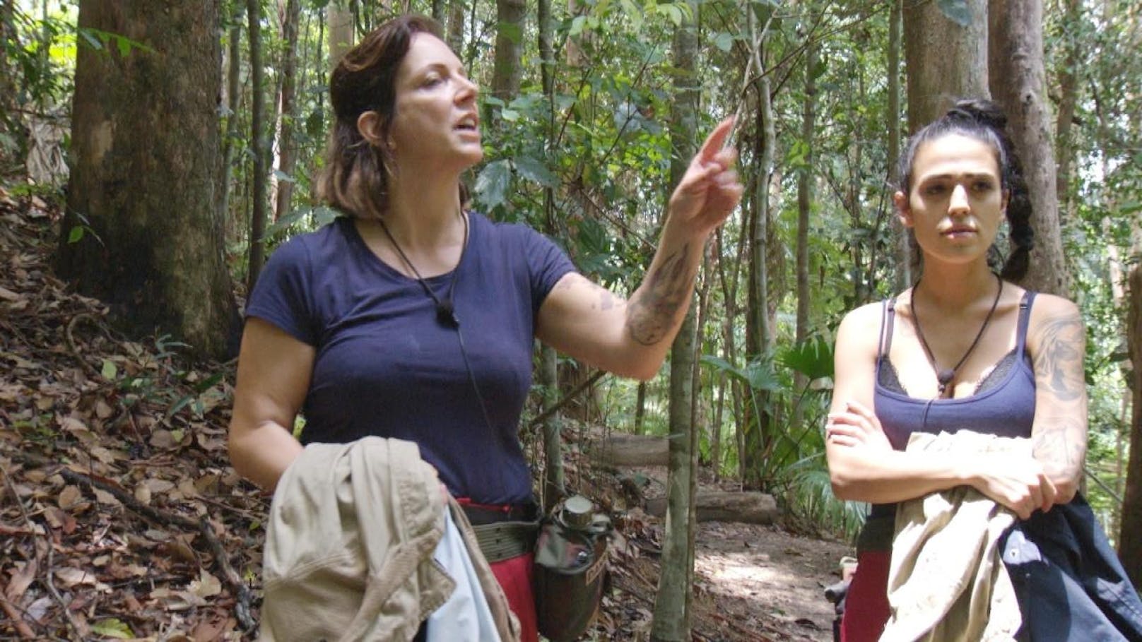 Wie zwei hysterische Furien stehen Danni Büchner (l.) und Elena Miras nach ihrer Dschungelprüfung im Dschungel und diskutieren, diskutieren und diskutieren