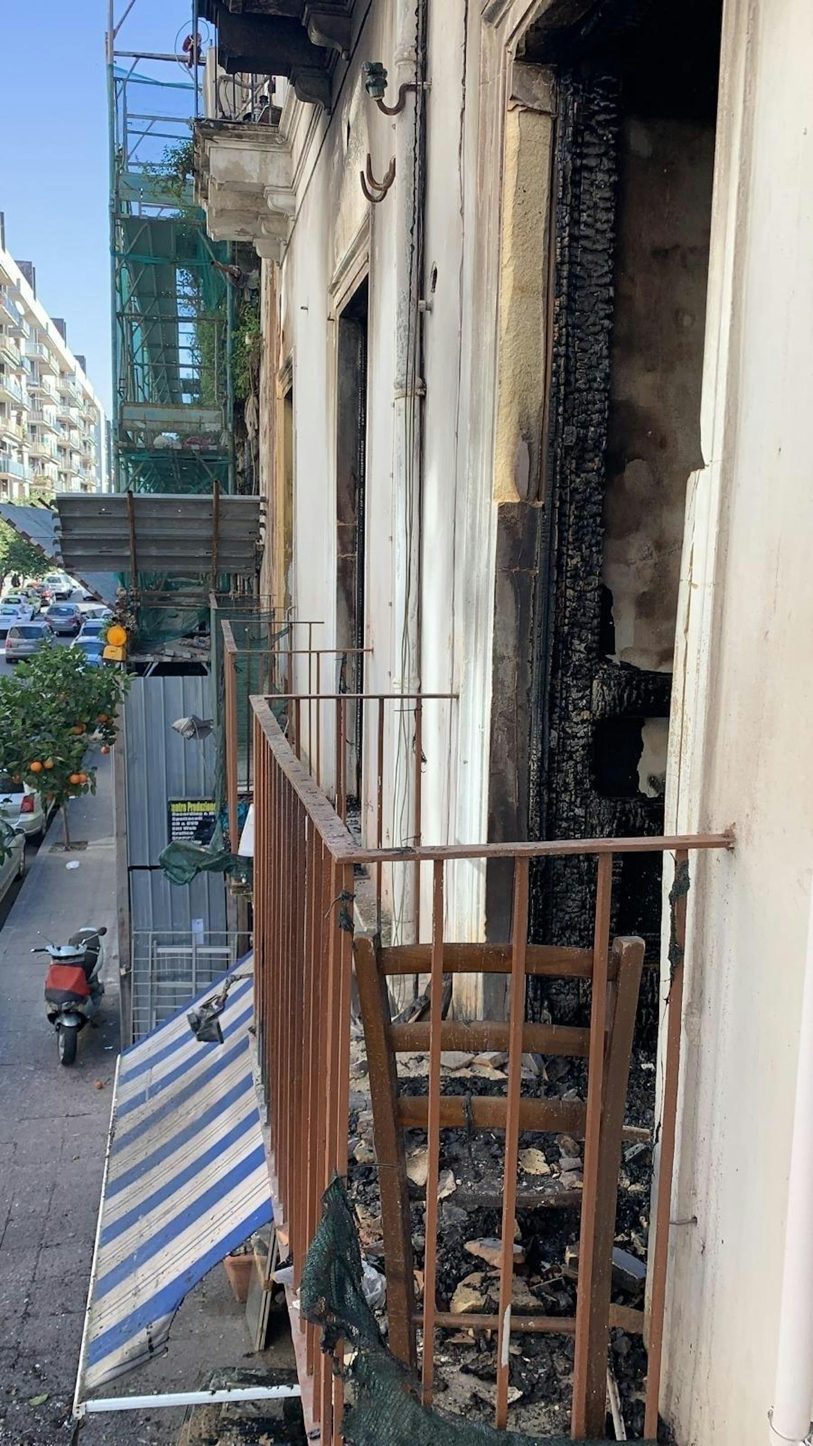 Ein zerstörter Balkon.