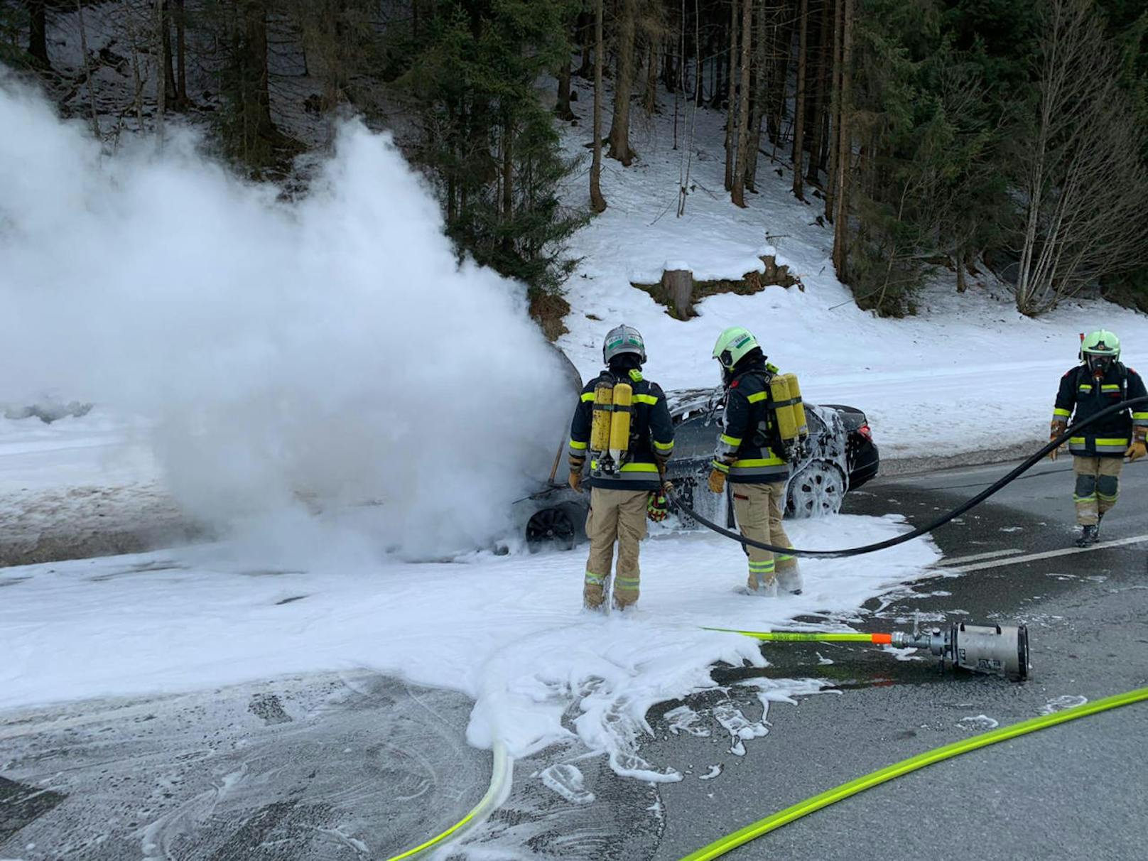 Bei einem Fahrzeugbrand bei Jochberg entstand an einem Mercedes Totalschaden. Verletzt wurde niemand.