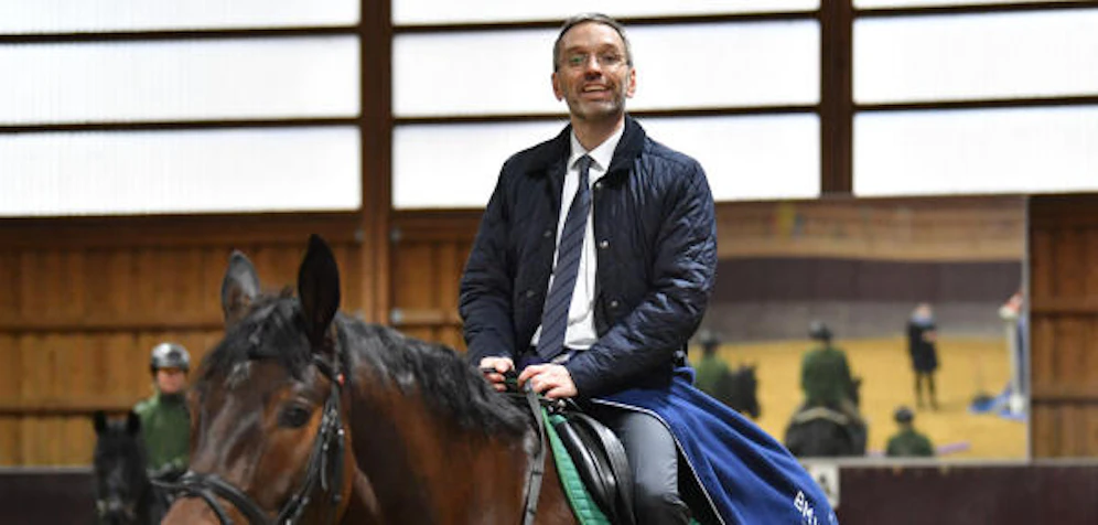 Der damalige Innenminister Herbert Kickl (FPÖ) auf dem Pferd 