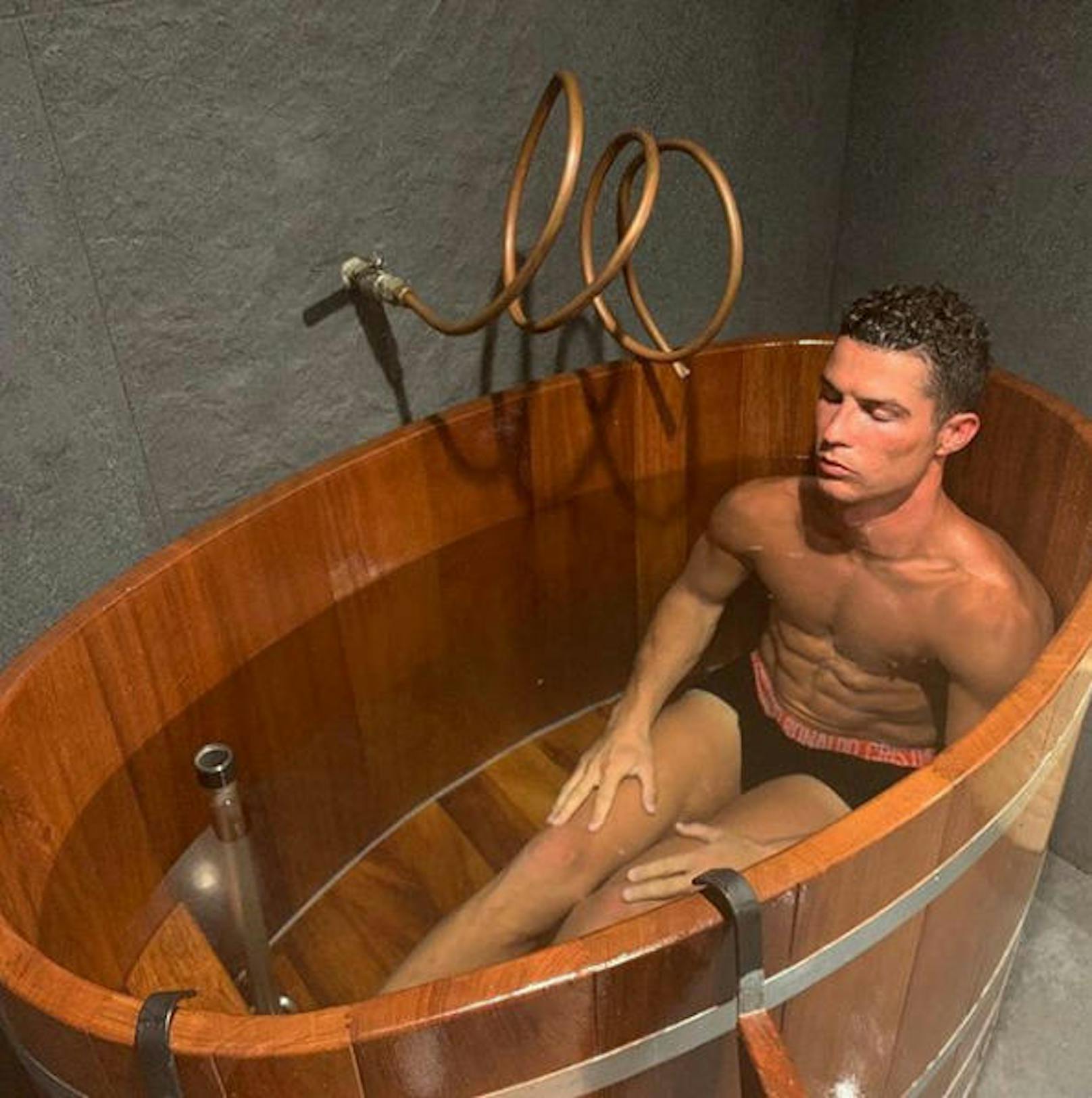 2.08.2019: Wenn Ronaldo sich mal von einem anstrengenden Tag erholen will, nimmt er sich ein Bad. "Erholen und meditieren", schrieb er zu dem Bild dazu.