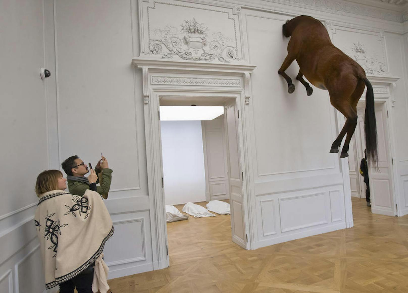 Der italienische Künstler Maurizio Cattelan ist bekannt für provokative Werke. Im Bild: Ein ausgestopftes Pferd "Untitled, 2007"