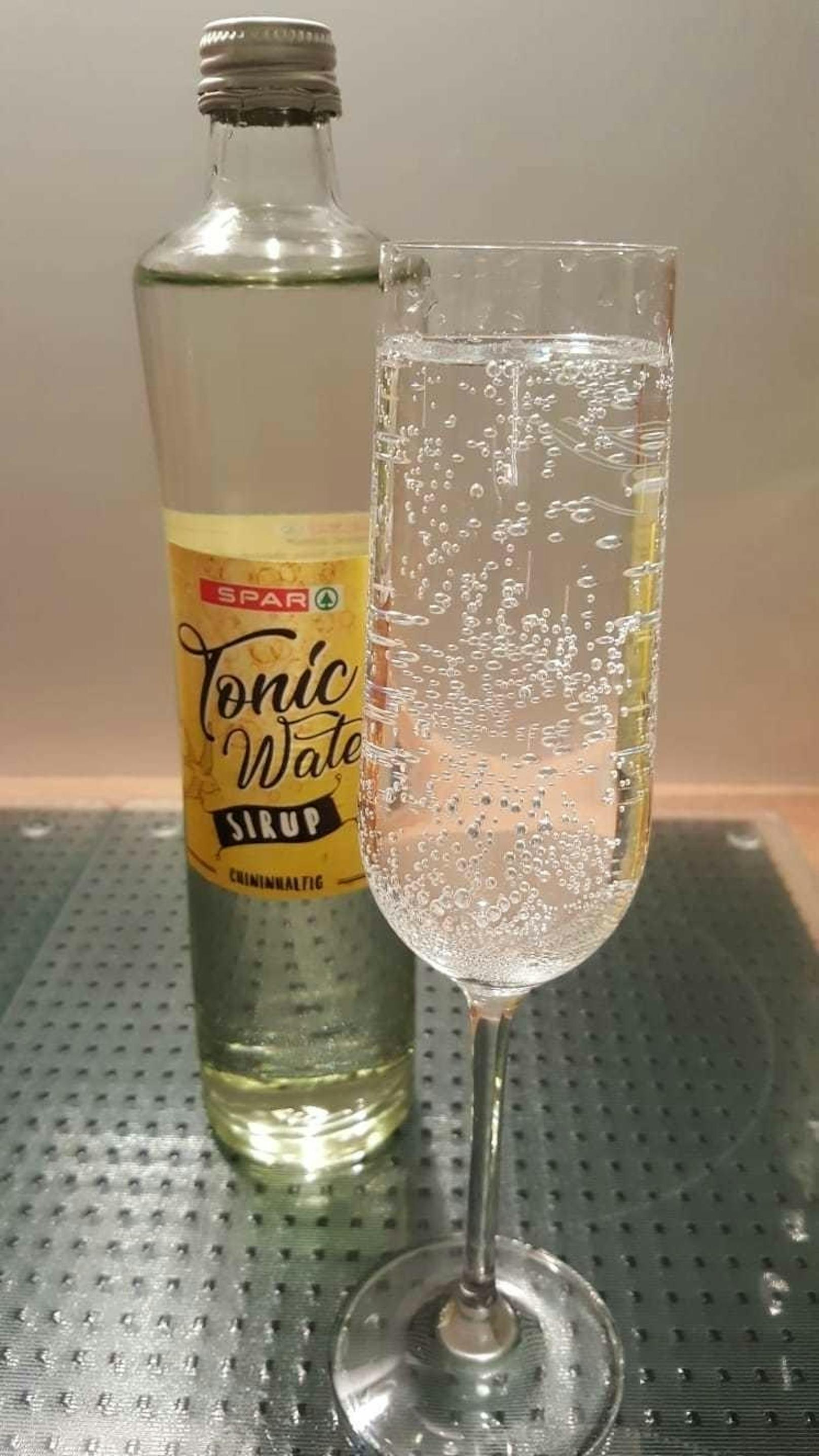 Der "Tonic Water"-Sirup schmeckt hervorragend mit Sekt...