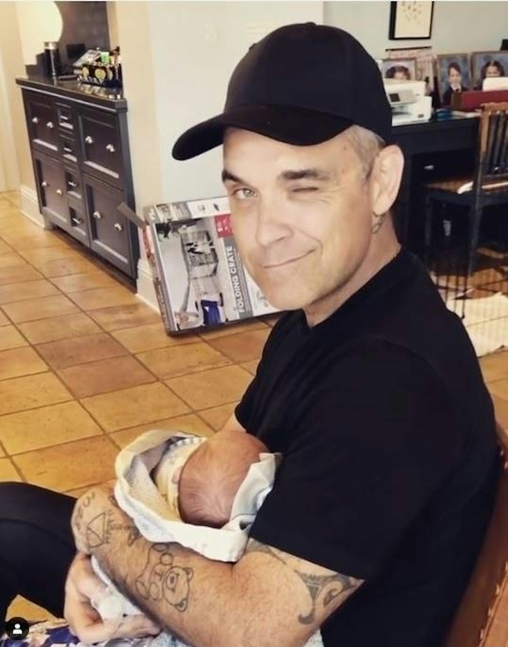 25.02.2020: Popstar <strong>Robbie Williams</strong> zeigt auf Instagram zum ersten Mal seinen Sohn Beau her. "A Beau-tiful moment", schrieb er zu dem süßen Schnappschuss dazu.