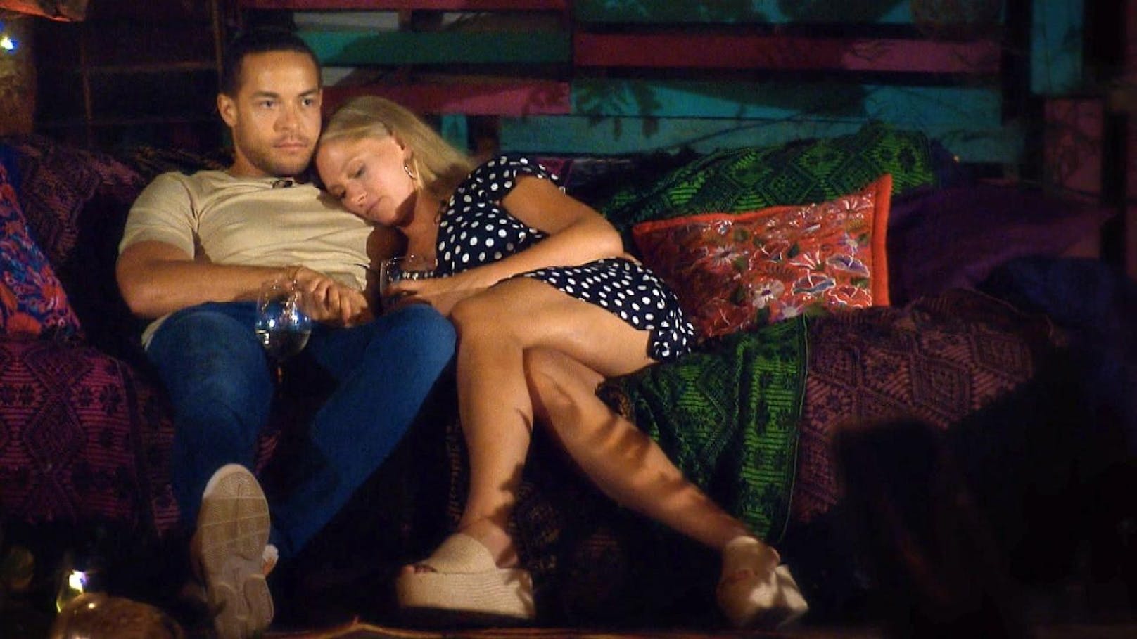Andrej und Vanessa auf der Couch: Sie will kuscheln und Händchen halten, er sieht nicht gerade begeistert aus