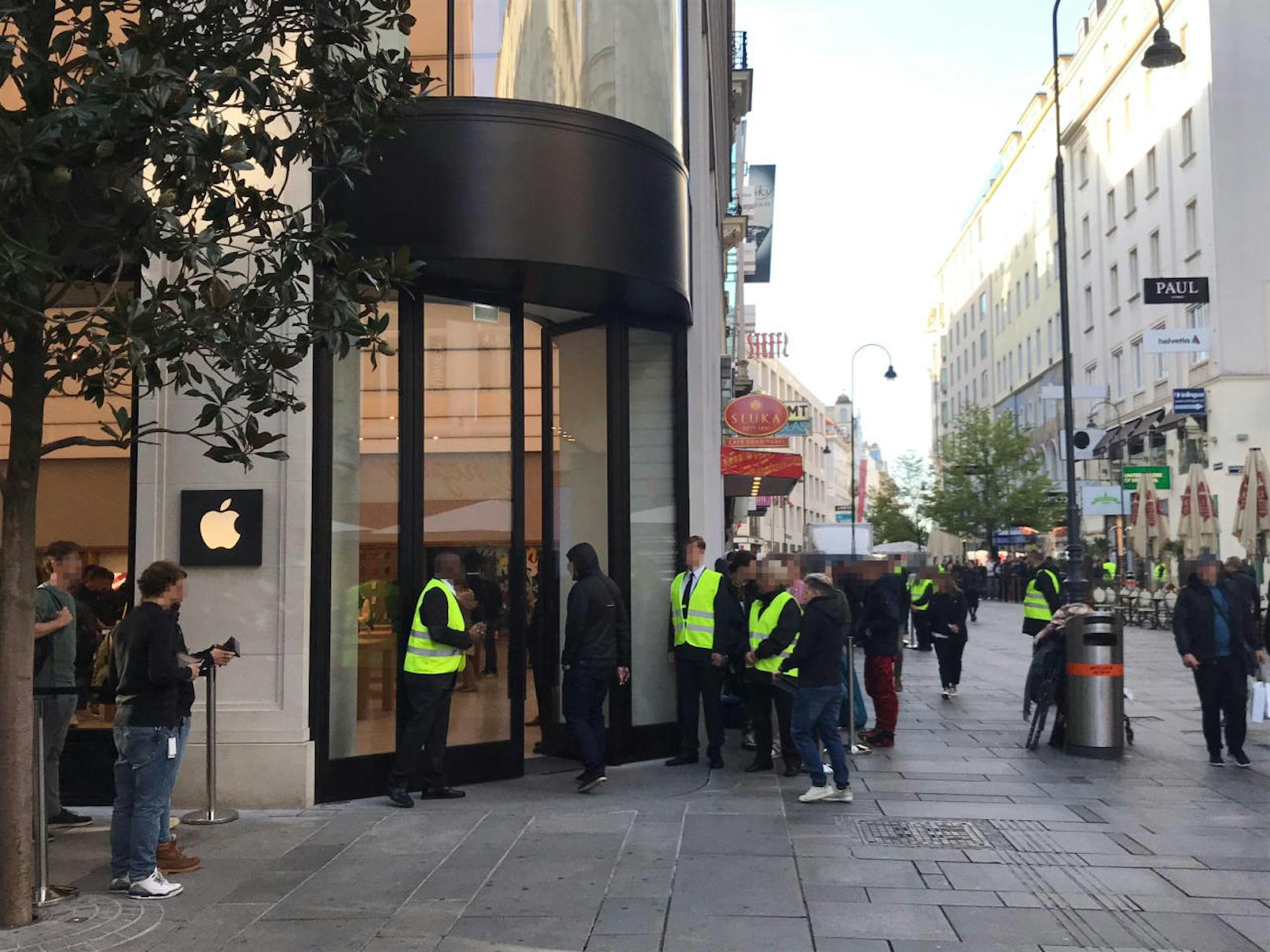 Es gab zwei Schlangen vor dem Apple-Store.