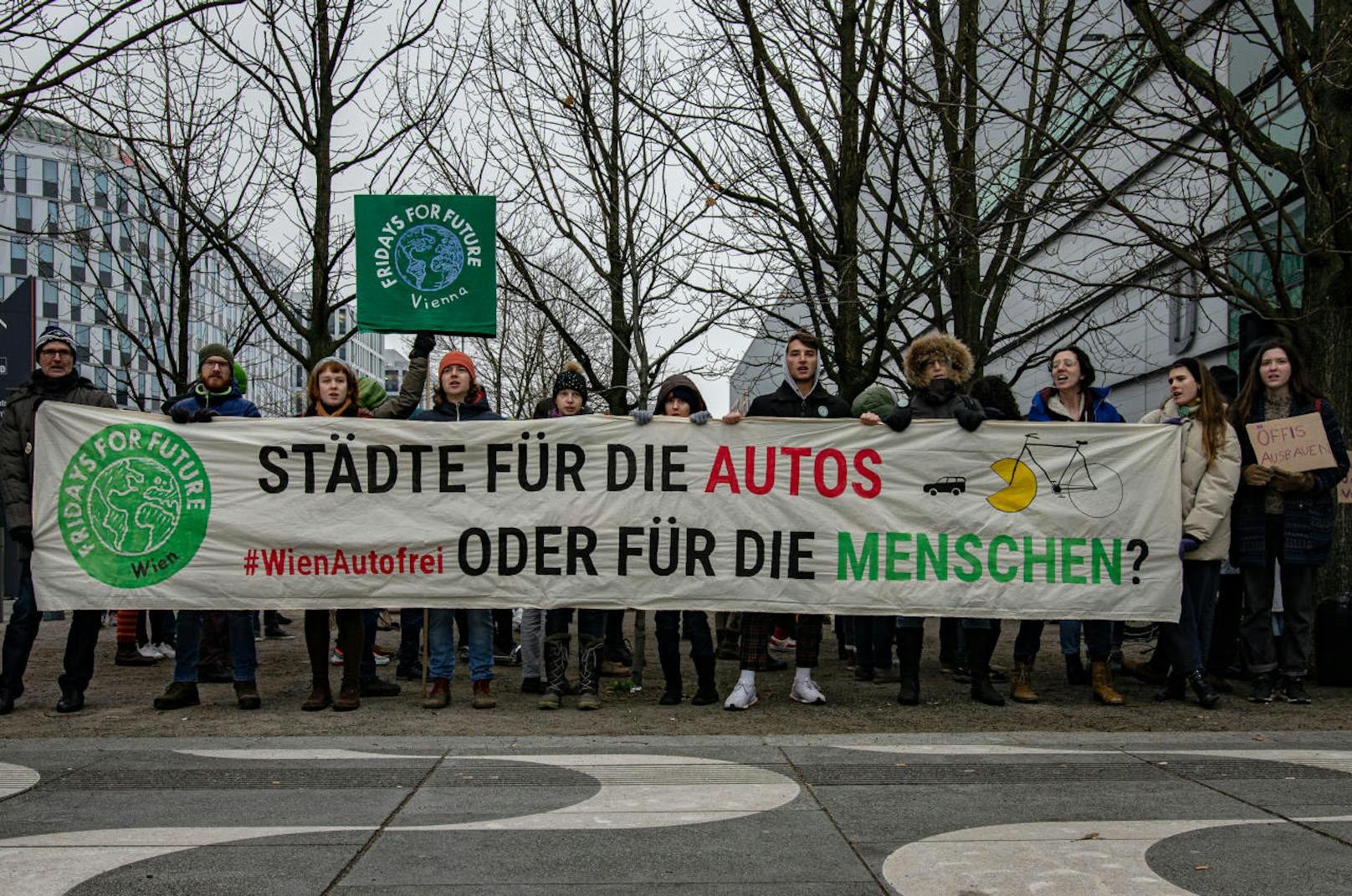 Schon am Freitag protestierte das Kollektiv Fridays for Future gegen die Kraftfahrzeuge.