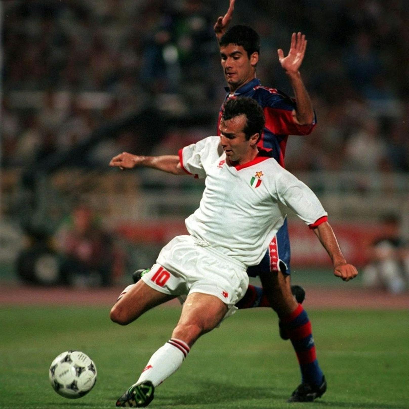 1994 schlug der AC Milan (im Bild Savicevic gegen Guardiola) zu. Die Italiener fertigten Barcelona in Athen vor 70.000 Fans mit 4:0 ab.