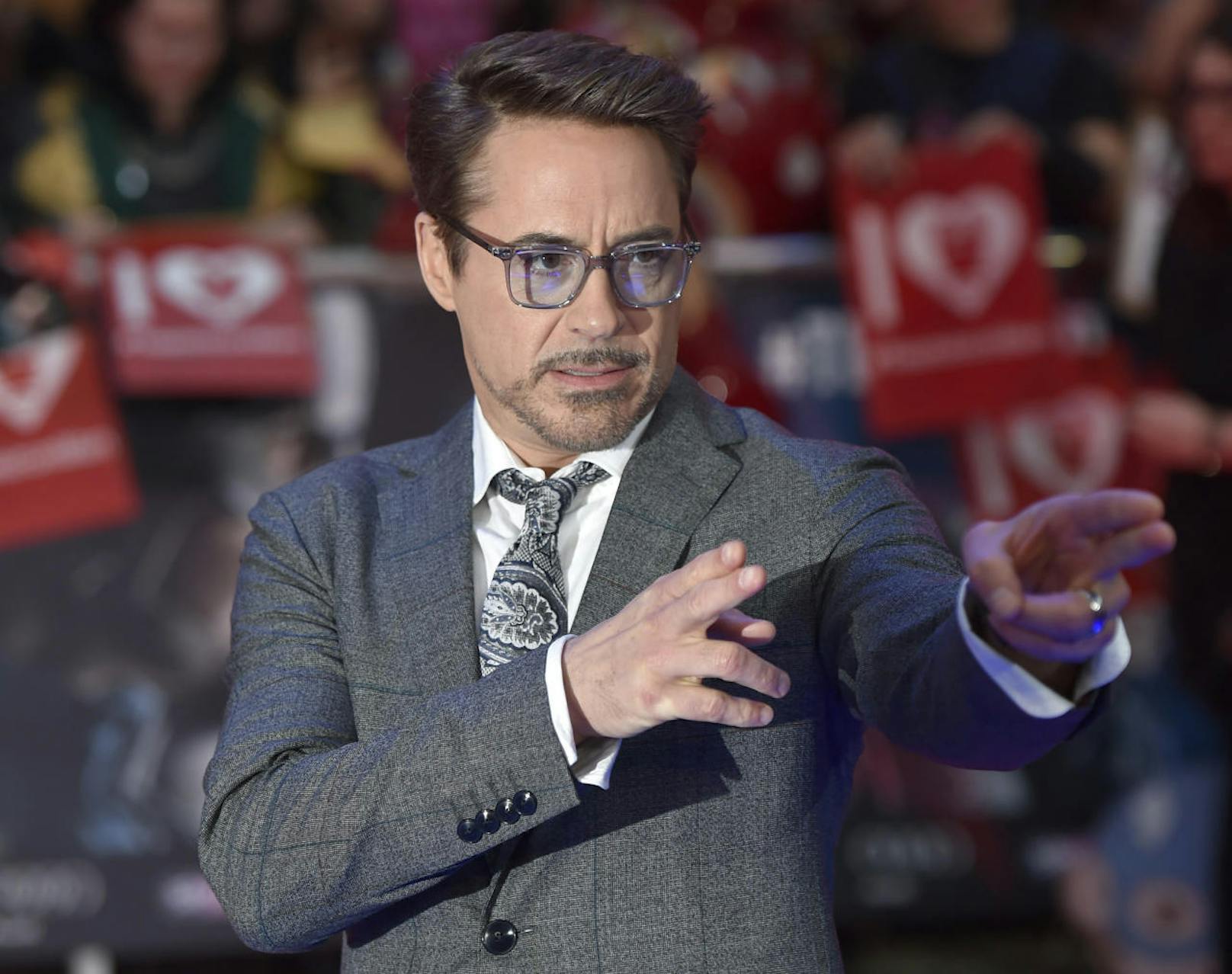 Robert Downey Jr. bei einem Red-Carpet-Auftritt für "Captain America: Civil War"