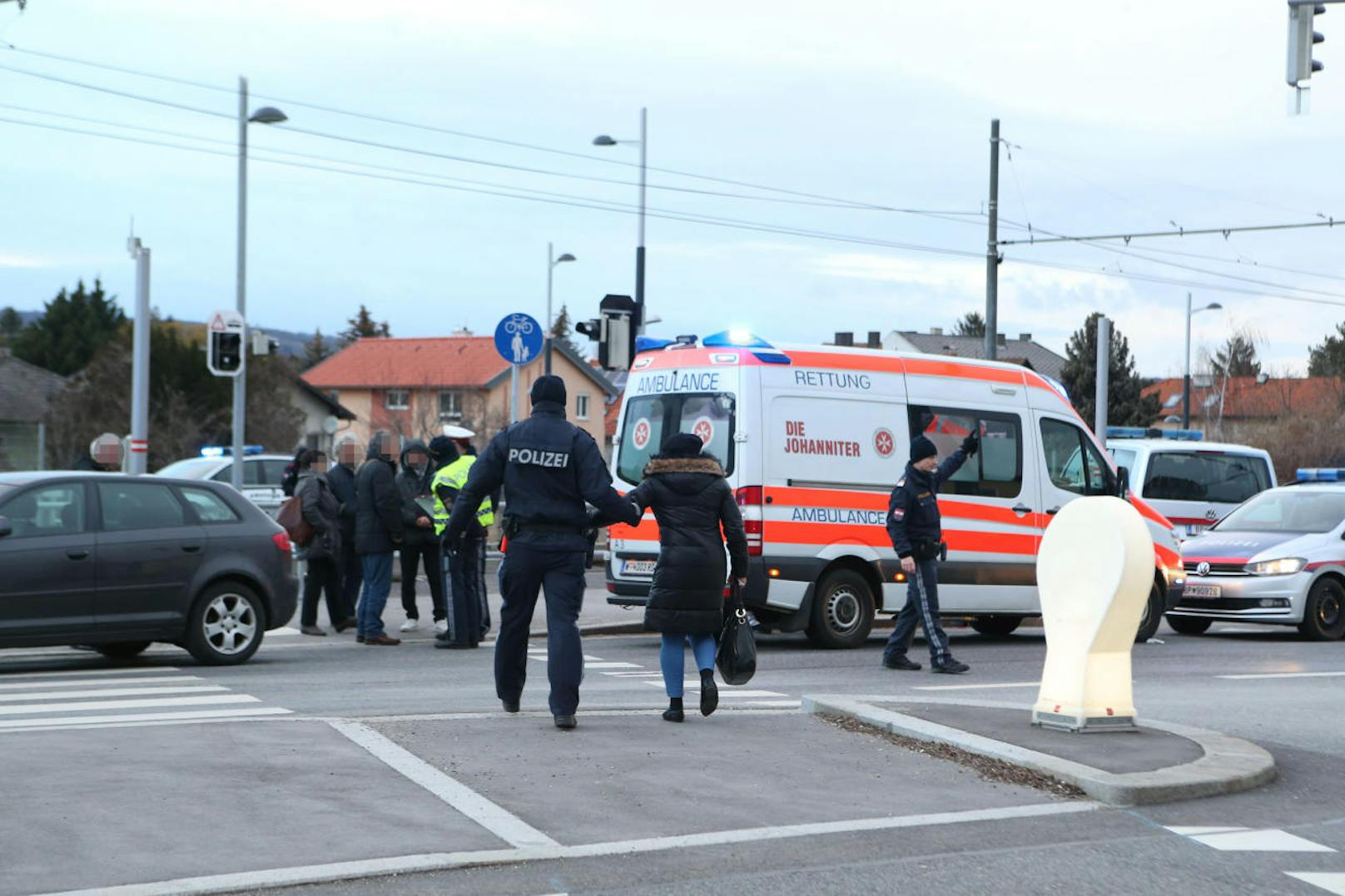 Tragischer Unfall in Wien-Floridsdorf: Ein 12-jähriger Bub wurde von einer Straßenbahn erfasst. 