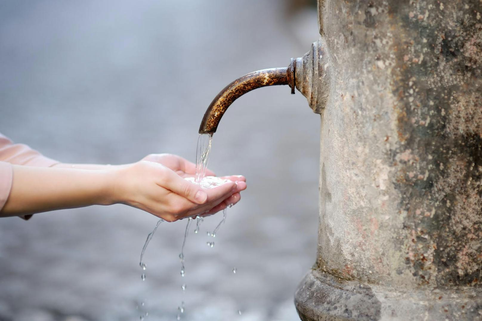 Beim Trinken aus öffentlichen Brunnen dürfen die Lippen auf keinen Fall den metallenen Wasserhahn berühren. Wie die Römer sollte man mit seiner Hand das Wasser auffangen und daraus trinken.