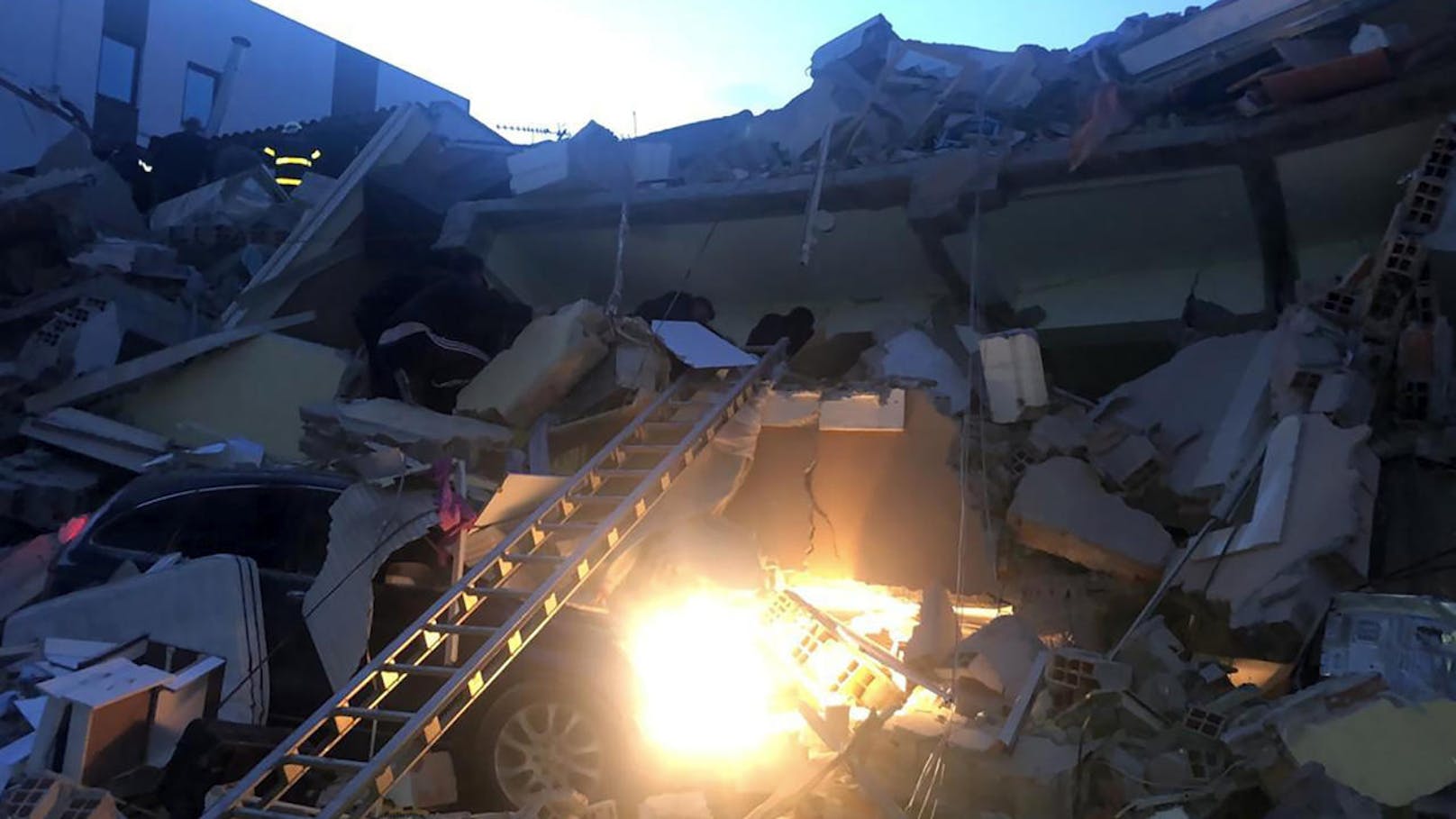 Von Anwohnern gepostete Videos im Internet zeigten eingestürzte Gebäude in der Küstenstadt Durres.