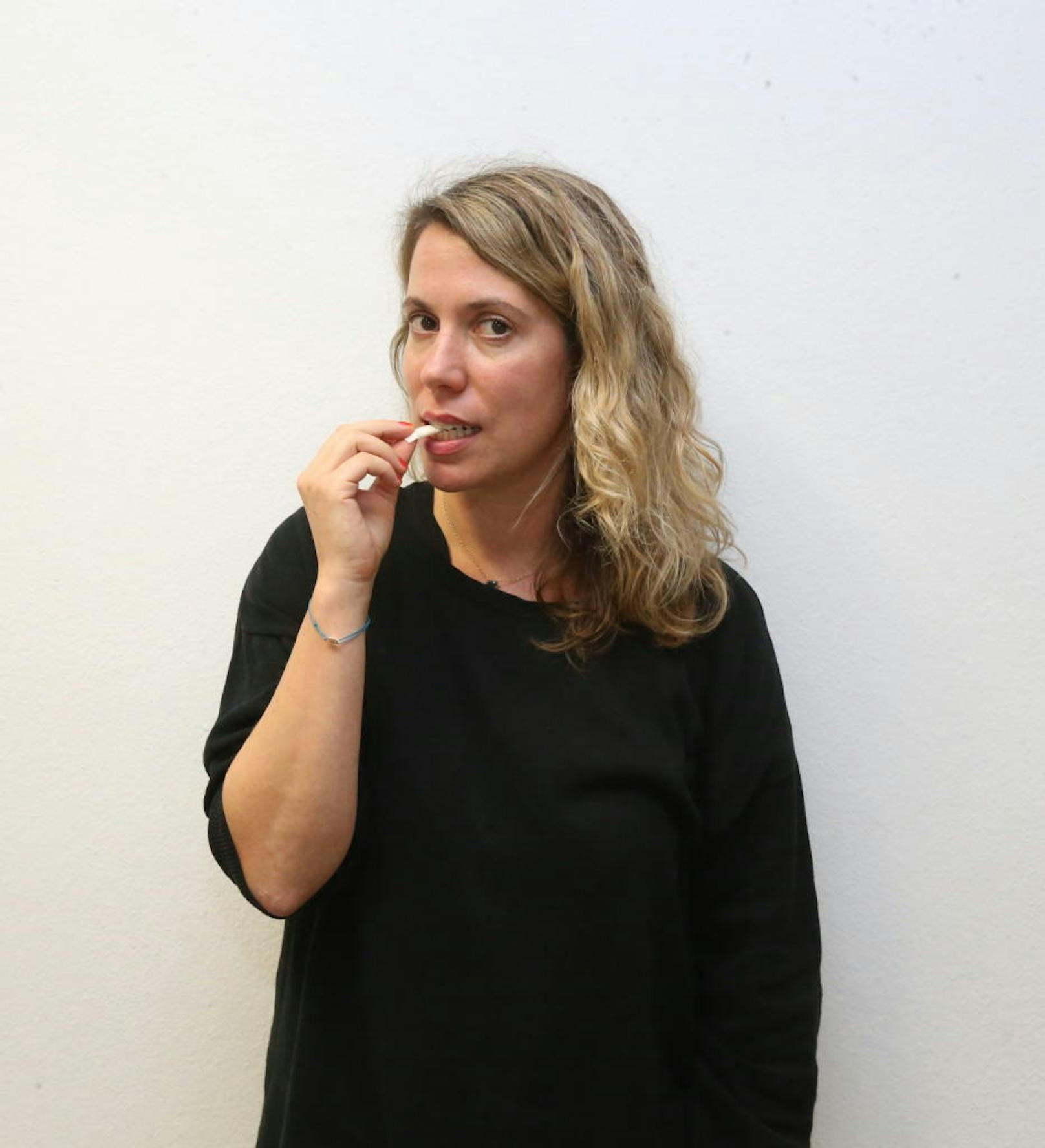 Oraltabak wie "Skruf" soll nun die herkömmliche Zigarette ersetzen. Für Nichtraucherin und "Heute"-Reporterin Sandra Kartik ist das neue Nikotin zum Lutschen kein Ersatz, für immer mehr Österreicher aber schon.