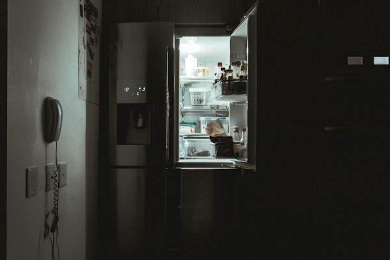 <b>Kühlschrank kalt genug?</b>
Falls es aus dem Kühlschrank riecht, solltest du den erst mal ausräumen: Schlechte Gerüche im Kühlschrank stammen meist von verdorbenen Lebensmitteln. Falls das Problem danach aber immer noch besteht, könnte es an der Temperatur liegen.