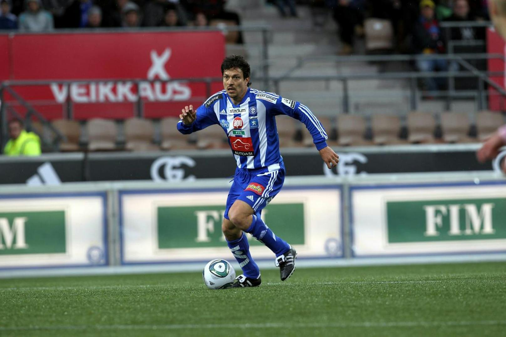 Jari Litmanen erlitt 2006 eine schwere Augenverletzung. Sein damaliger Sportdirektor bei Malmö FF traf den Finnen mit einem Sektkorken genau im Auge. Litmanens Netzhaut war verletzt. 
