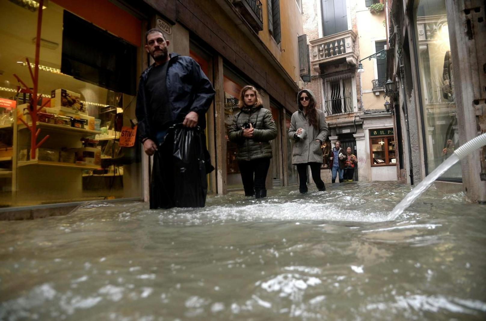 Laut Venedigs Bürgermeister Luigi Brugnaro betragen die Schäden durch das verheerende Hochwasser rund eine Milliarde Euro.