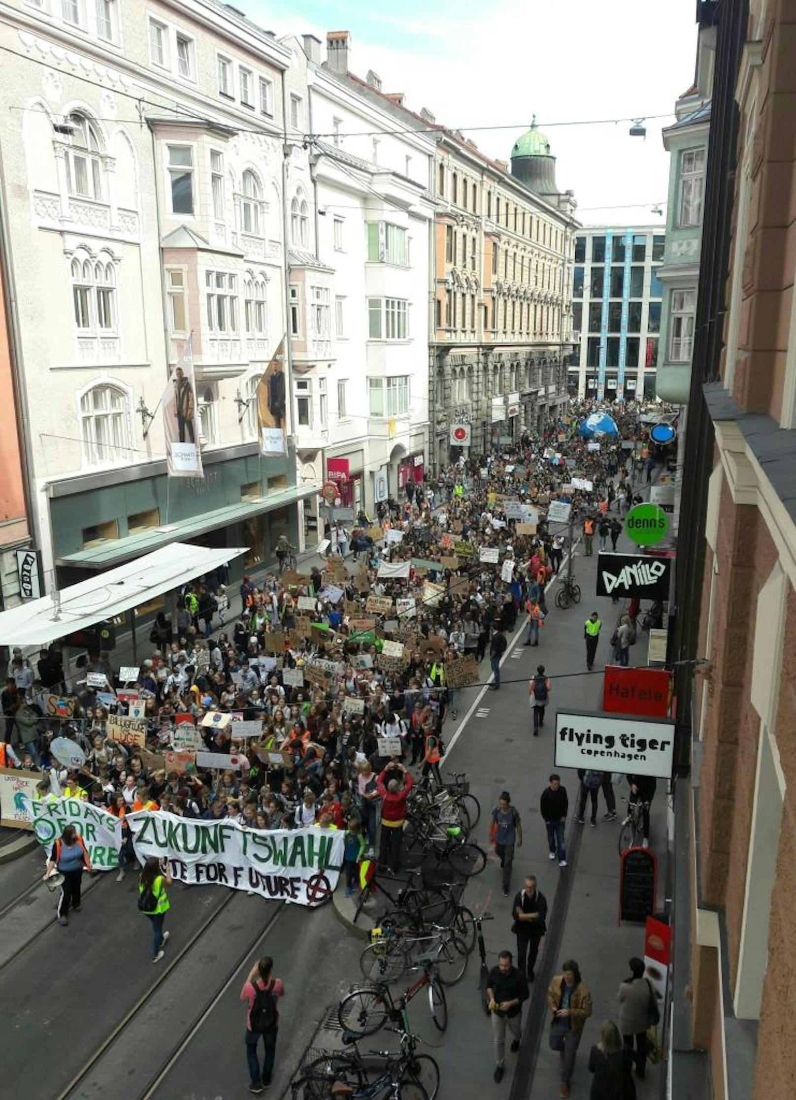 Teilnehmer der Aktion "Earth Strike" in Innsbruck