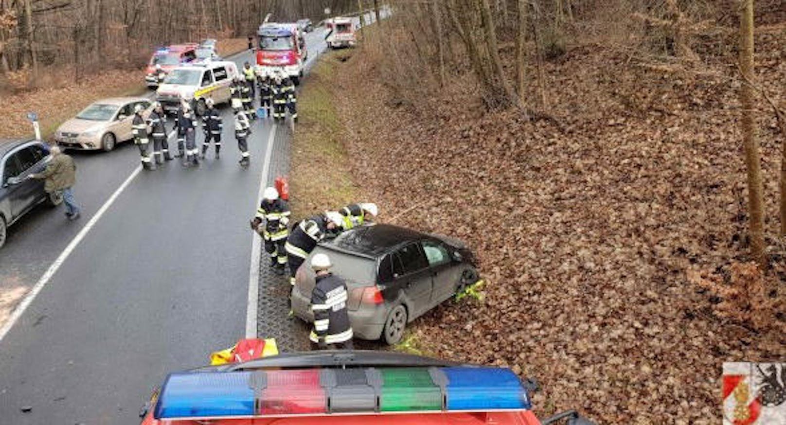Die 77-jährige Frau und Beifahrerin des Grazers wurde ebenfalls verletzt und musste mit dem Rettungshubschrauber ins LKH Graz geflogen werden. Die B54 war bis 14.50 Uhr zwischen Kaibing und Maria Fieberbründl für den gesamten Verkehr gesperrt.