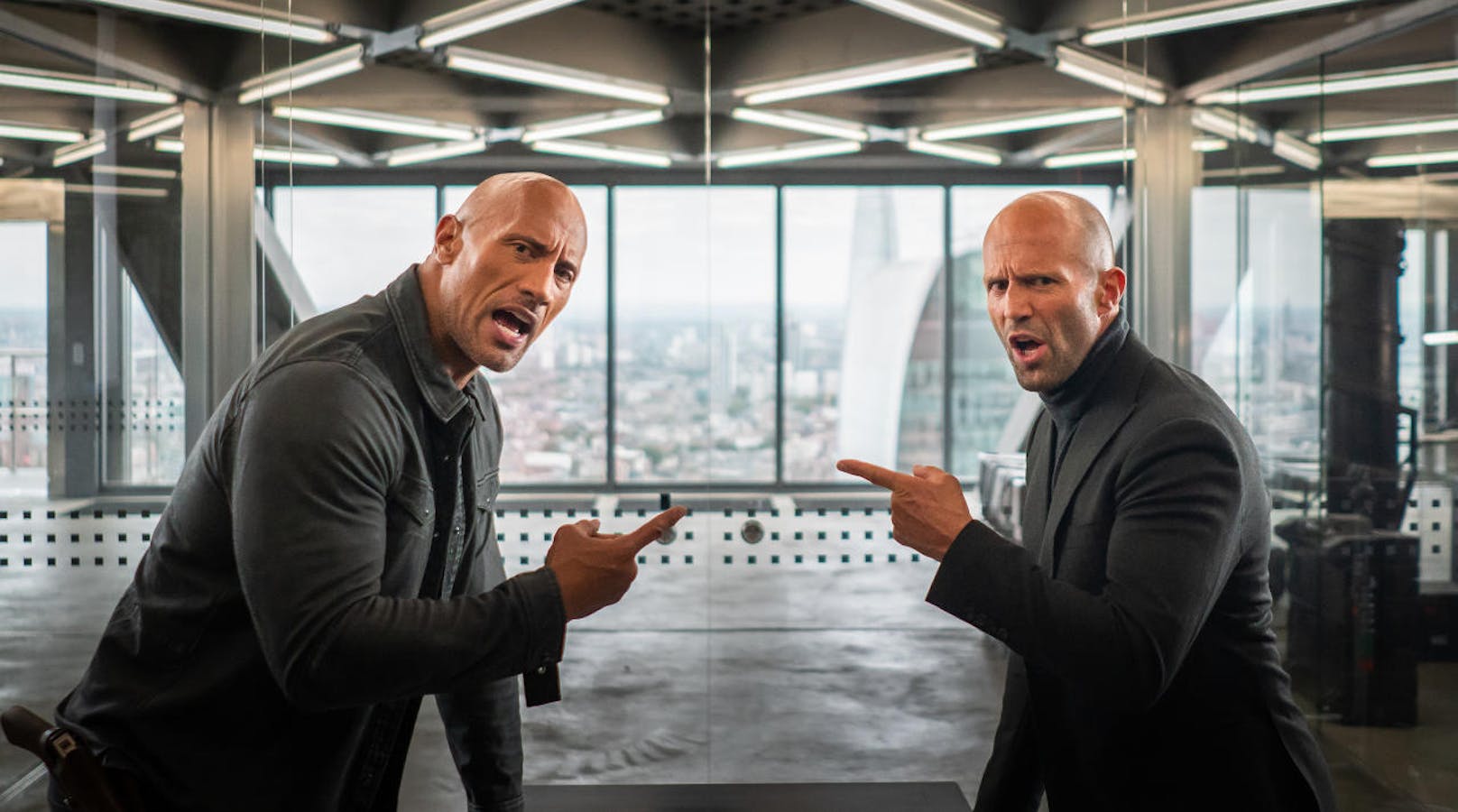 Hobbs (Dwayne Johnson, li.) und Shaw (Jason Statham) können sich nicht leiden, müssen gemeinsam aber die Welt retten. <a href="https://www.heute.at/s/-hobbs-shaw-ndash-zwei-glatzen-fur-ein-halleluja-43740349">Hier geht's zur "Hobbs & Shaw"-Review</a>