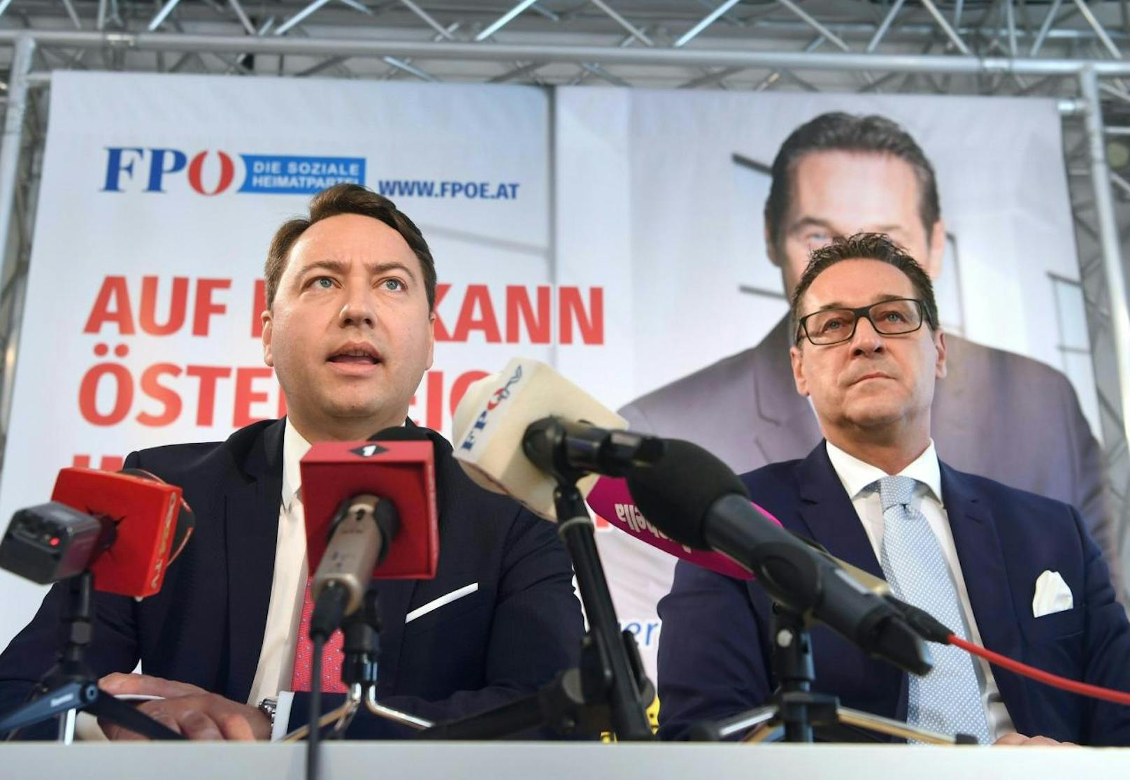 Unterstützung für diese Forderung erhält er von seinem oberösterreichischen Amtskollegen Manfred Haimbuchner (hier links, neben Strache). Für ihn sei eine endgültige Trennung "unausweichlich".