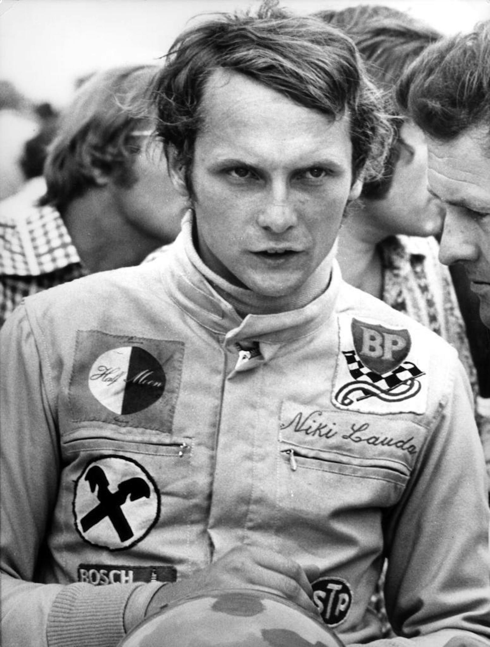 Platz sechs teilen sich gleich fünf Legenden der Formel 1. Alle haben je<b> drei Titel </b>errungen.

Der Österreicher <b>Niki Lauda </b>holte seine 1975, 1977 und 1984.