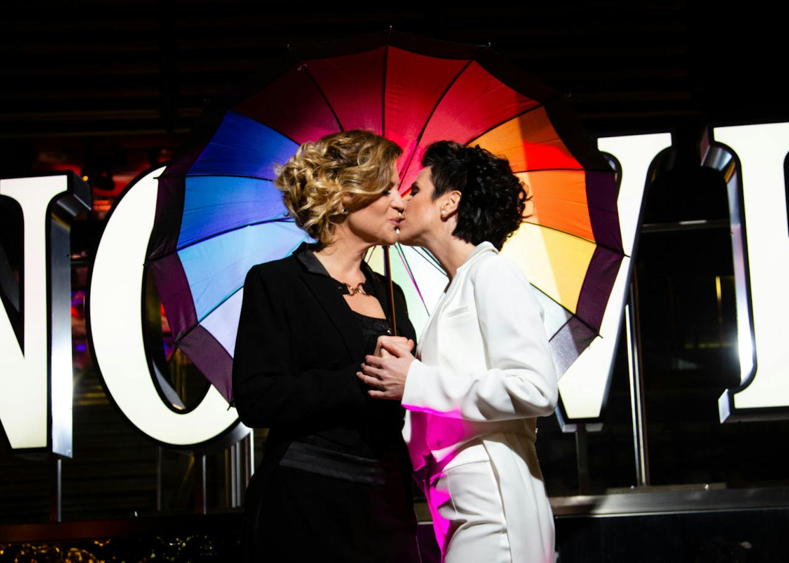 Daniela Paier (l.) und Nicole Kopaunik gaben sich als erstes gleichgeschlechtliches Paar Österreichs in  Velden das Ja-Wort.