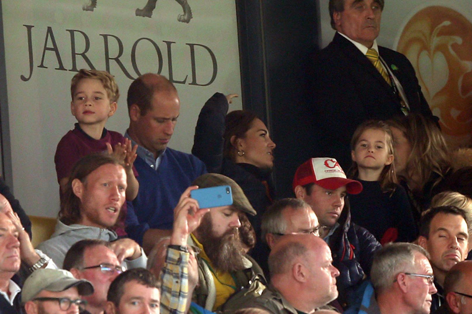 05.10.2019: Norwich City vs Aston Villa, im Publikum sitzt der größte kleinste Fan, den man sich vorstellen kann. Prinz William ging mit seiner Frau Kate, Prinz George und Charlotte zum Match. Mehr Fotos und das entzückende Video vom jubenlden George <a href="https://www.heute.at/s/prinz-george-william-kate-charlotte-bei-aston-villa-fusball-jubel-59622493">gibt's HIER</a>