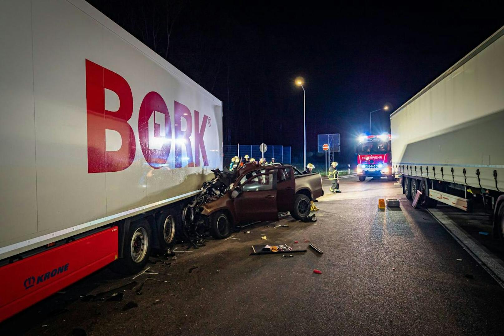 Es sind furchtbare Unfallbilder, die sich Rettern und Augenzeugen in der Nacht zum Freitag auf einem Rastplatz auf der A8 bei Sindelfingen (Großraum Stuttgart) boten.