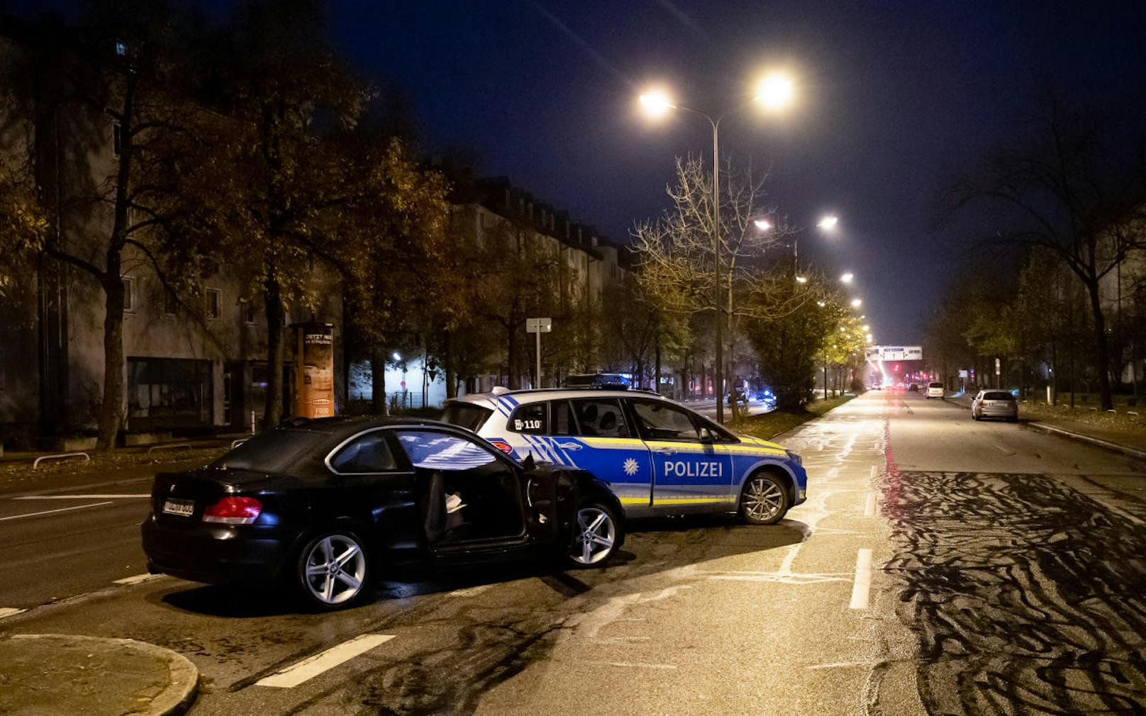 In München ist ein Autofahrer auf der Flucht vor der Polizei in eine Gruppe Jugendlicher gerast.