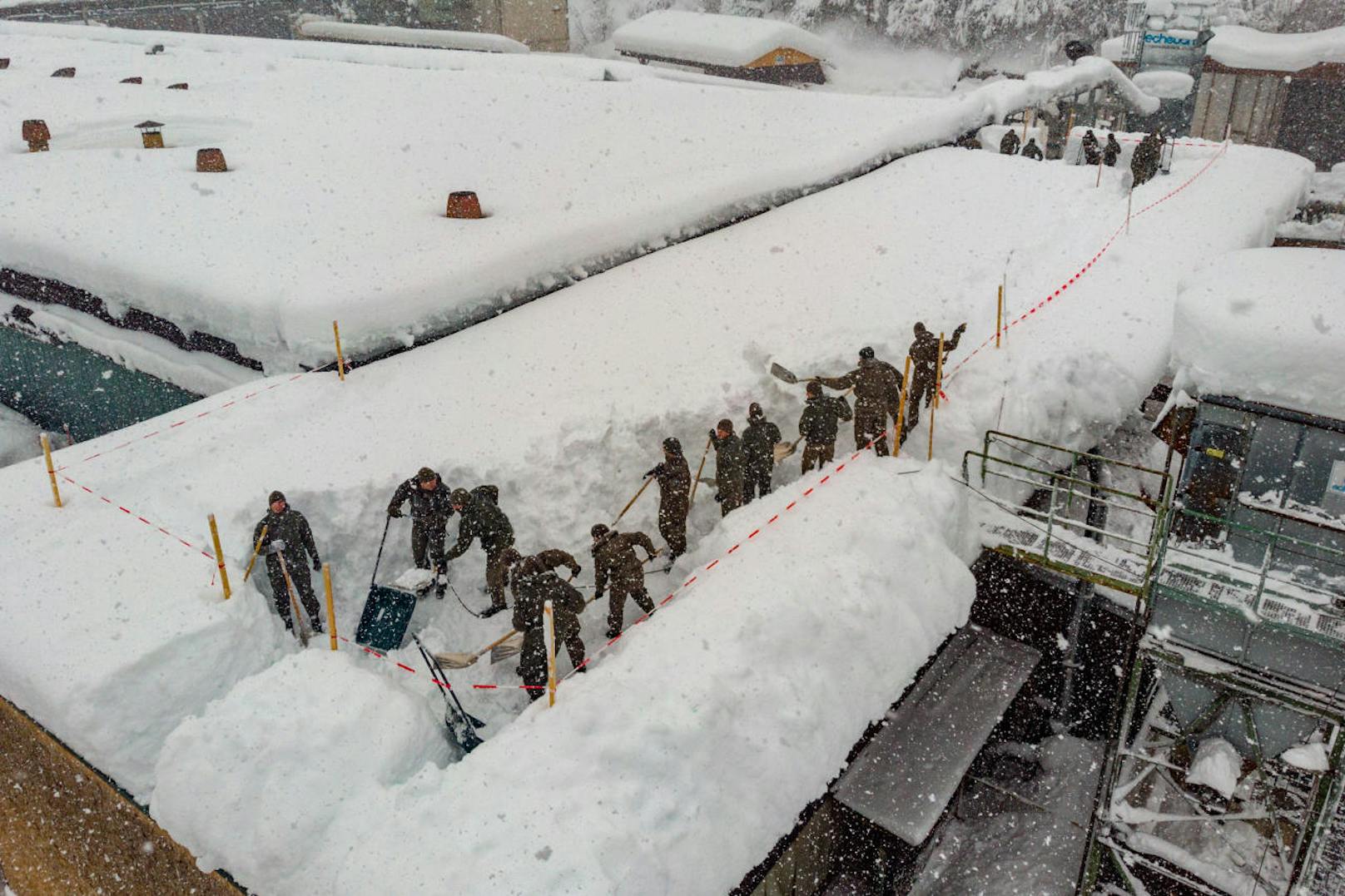 Feuerwehrleute und Soldaten des Bundesheeres halfen in Rosenau. Das Dach einer Firma musste freigeschaufelt werden. Die Halle einer Firma hielt den Schneemassen nicht stand. Sie brach ein, kurz nachdem Soldaten das Dach verlassen hatten.