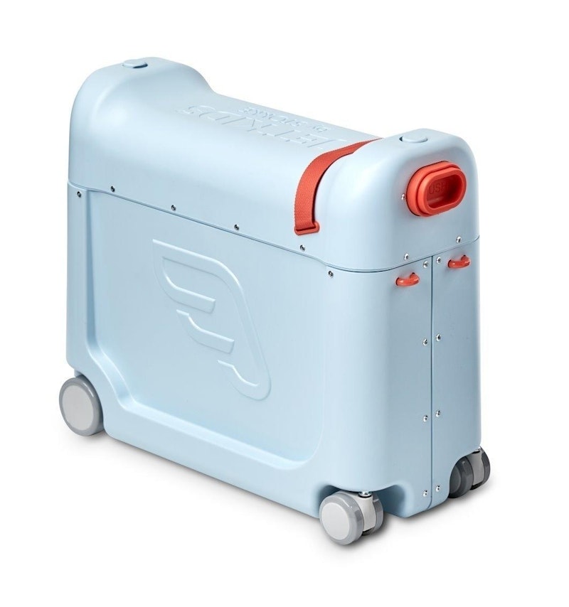Die multifunktionale und originelle <b>"JetKids by Stokke BedBox"</b> ist ein mitfahrender Reisekoffer für das Handgepäck, der sich einfach in ein komfortables Flugzeugbett verwandeln lässt. So können Kinder bis sieben Jahre ihre Beine während einer Flugreise bequem ausstrecken und sich entspannen, ohne dabei aufstehen zu müssen. Preis: 169 Euro.