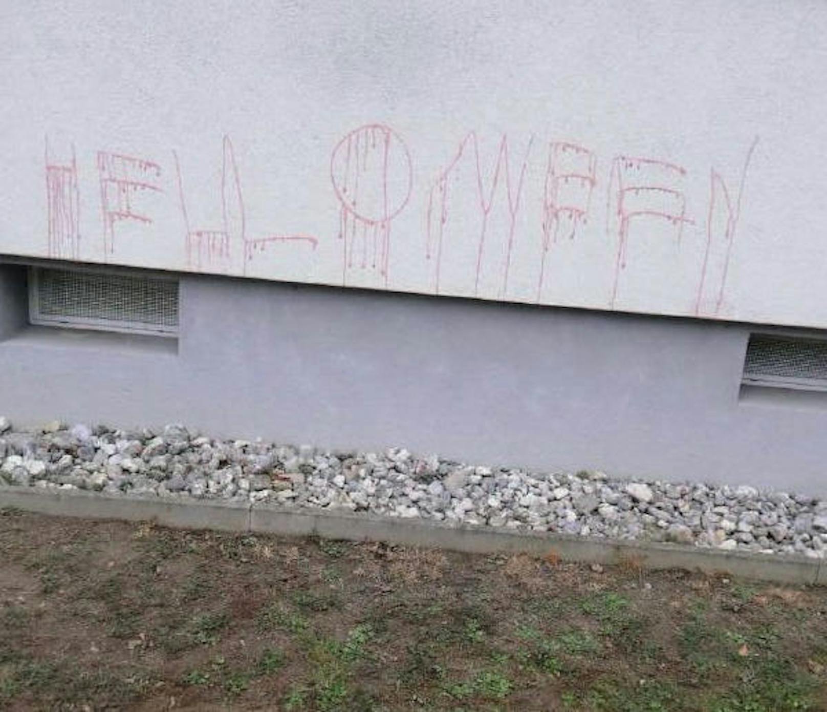 "Helloween" falsch geschrieben auf Hausfassade.